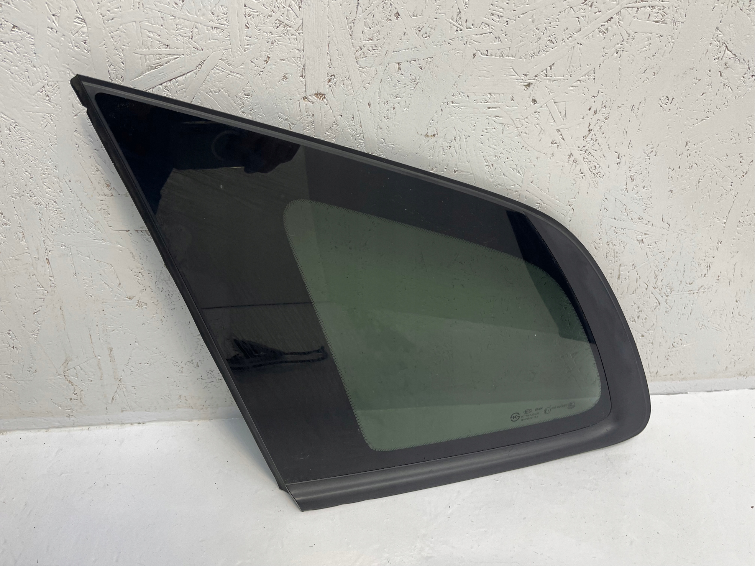 KIA CARENS IV ЗАДНЄ ЛІВЕ КУЗОВНЕ СКЛО