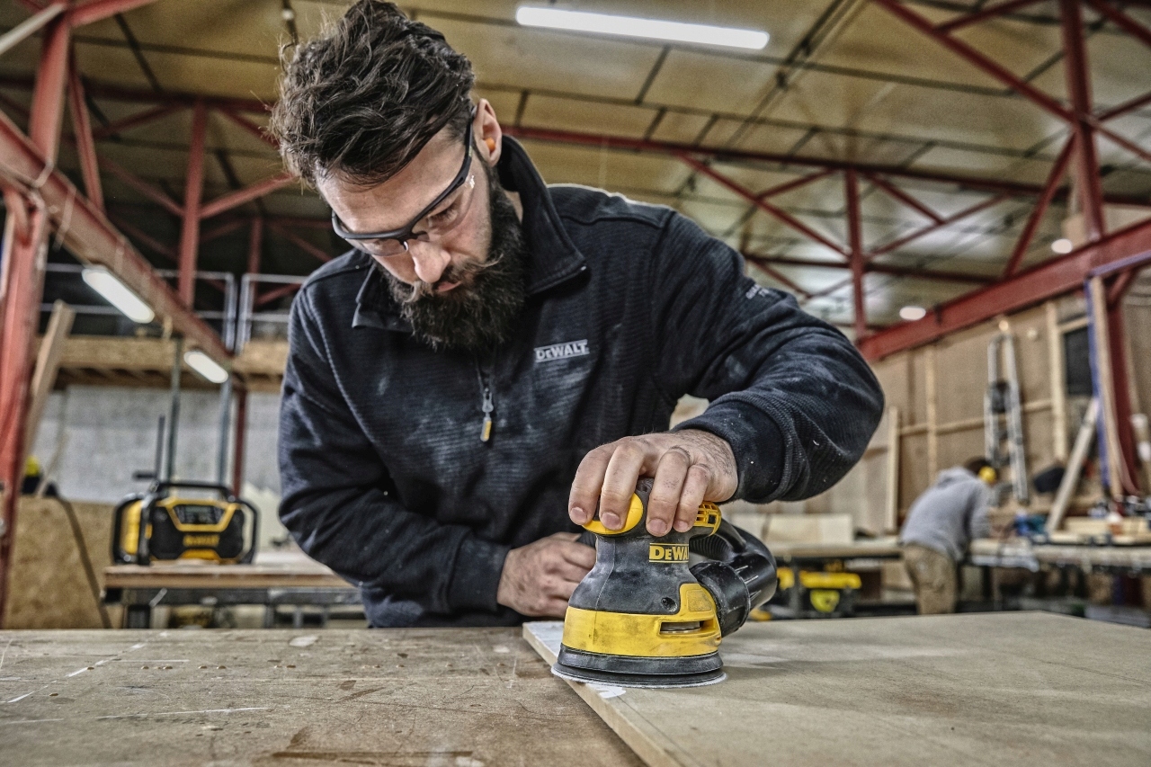 DEWALT SZLIFIERKA MIMOŚRODOWA DWE6423 REG. OBROTÓW Maksymalna prędkość obrotowa 12000 RPM