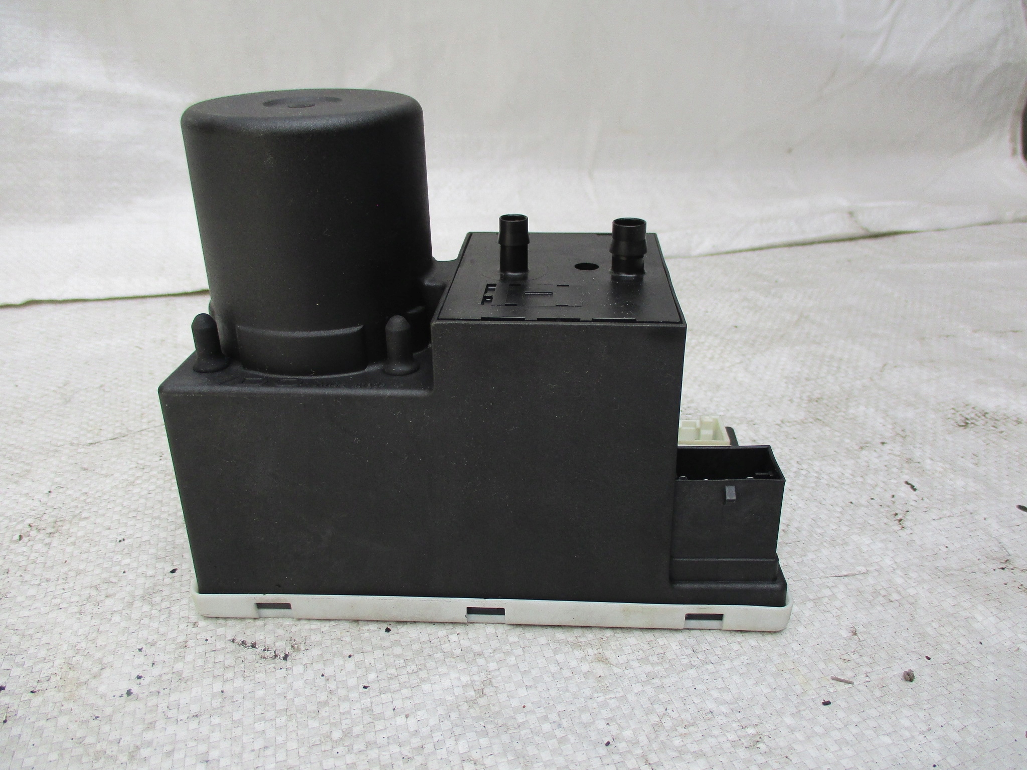 AUDI A4 A3 A8 POMPKA CENTRALNEGO ZAMKA 8D0962257
