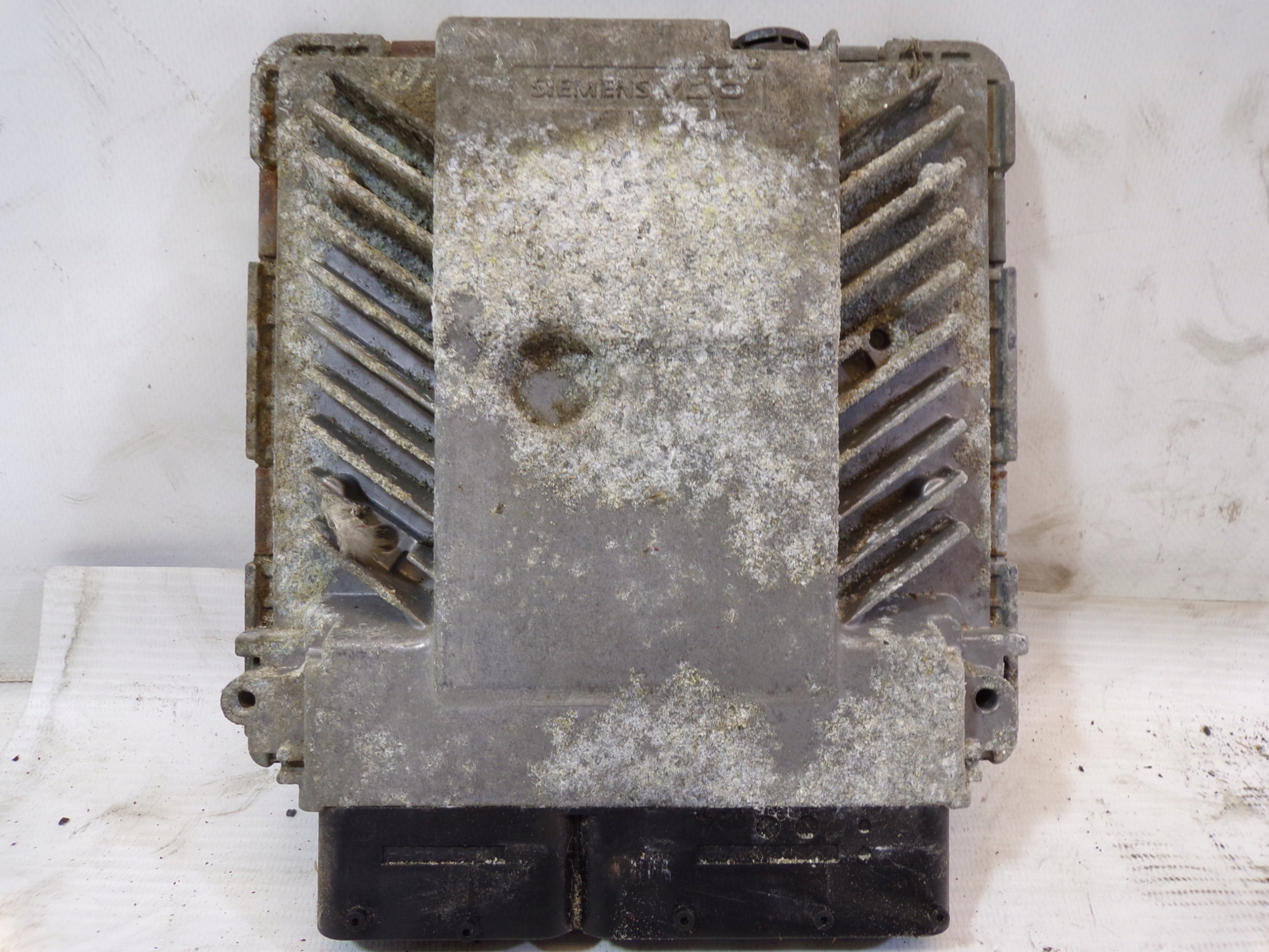 computer control unit of the engine VOLKSWAGEN PASSAT B6 2.0 TDI 03G906018EJ
