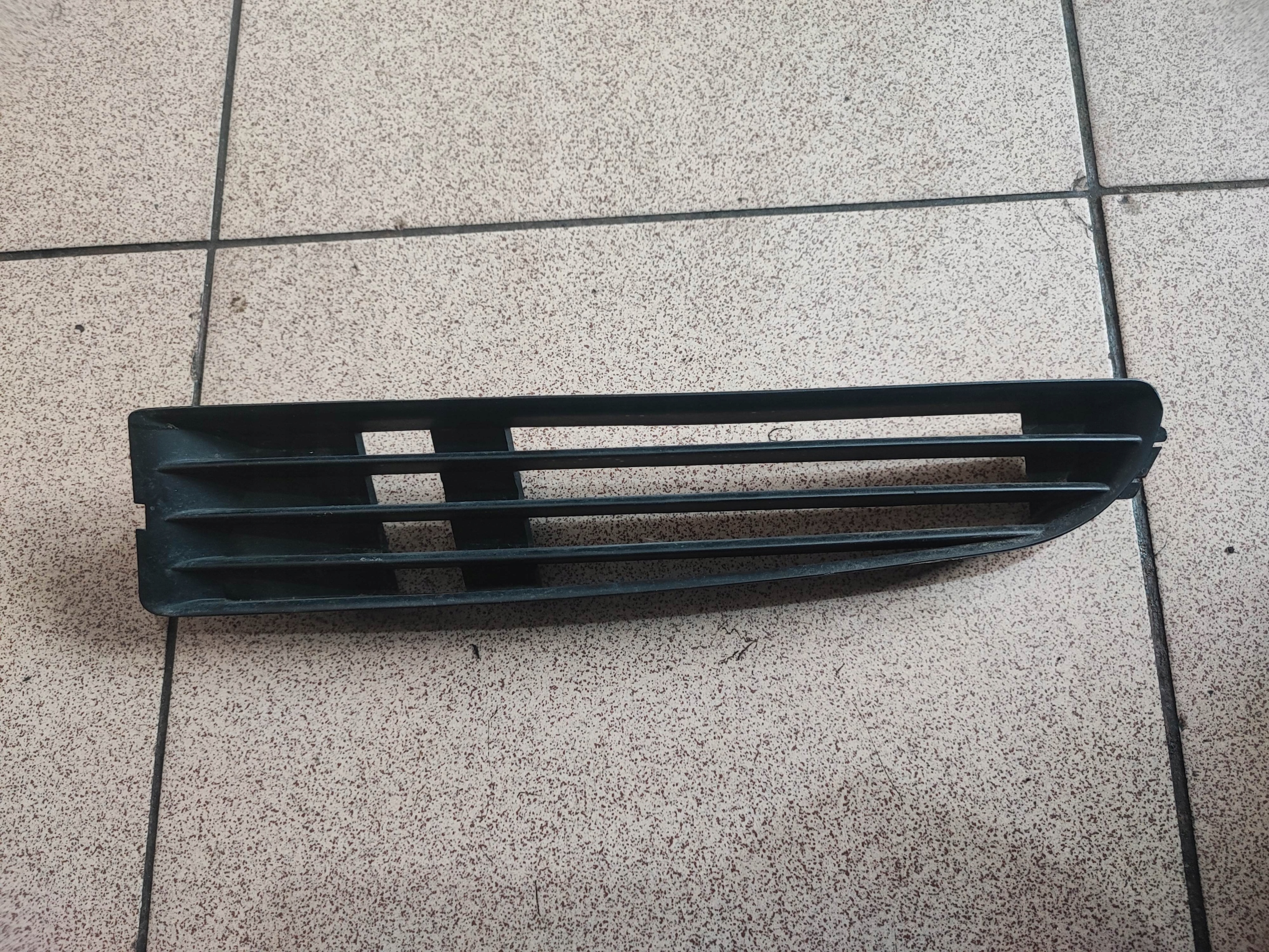 4D0853683 - Решітка бампера ліва AUDI A8 S8 D2 оригінал