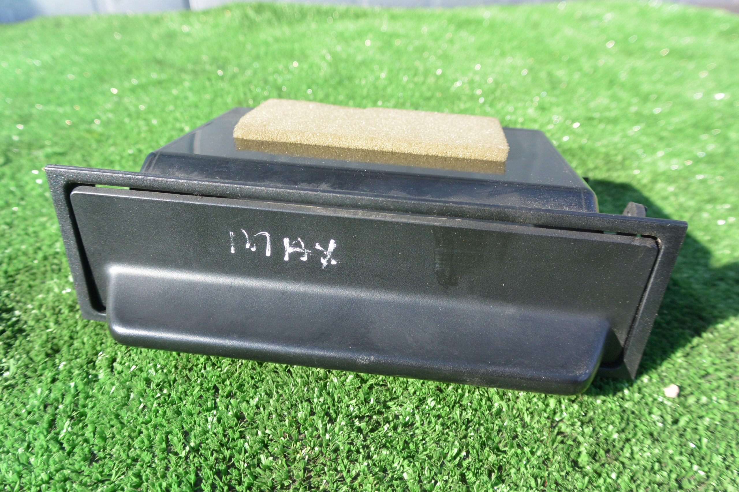 NISSAN MAXIMA QX A33 HANDSCHUHFACH ARMATURENBRETT