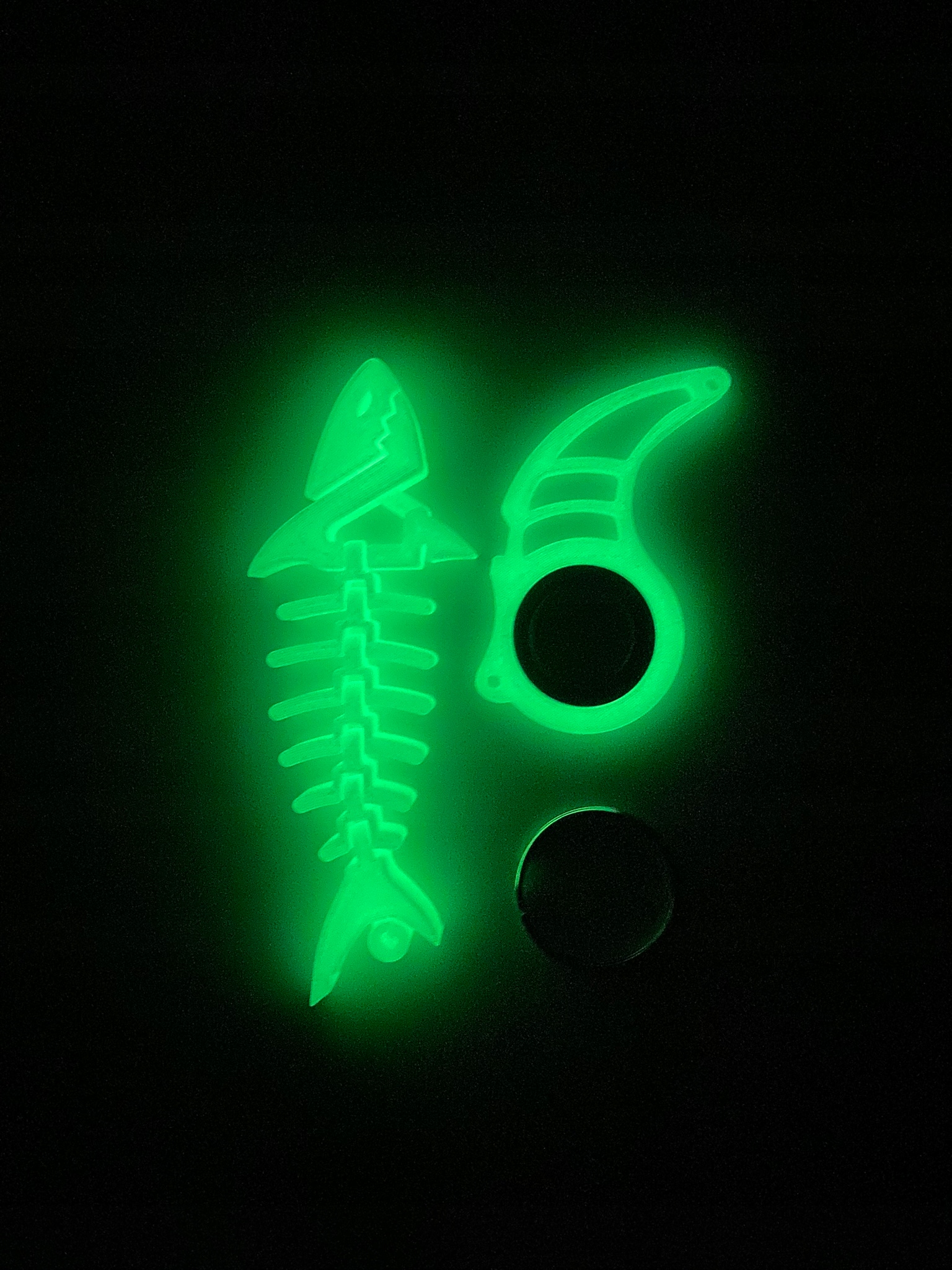 Brelok do Kluczy KEYRAMBIT KEYSPINNER karambit spinner ŚWIECĄCY W CIEMNOŚCI Materiał plastik