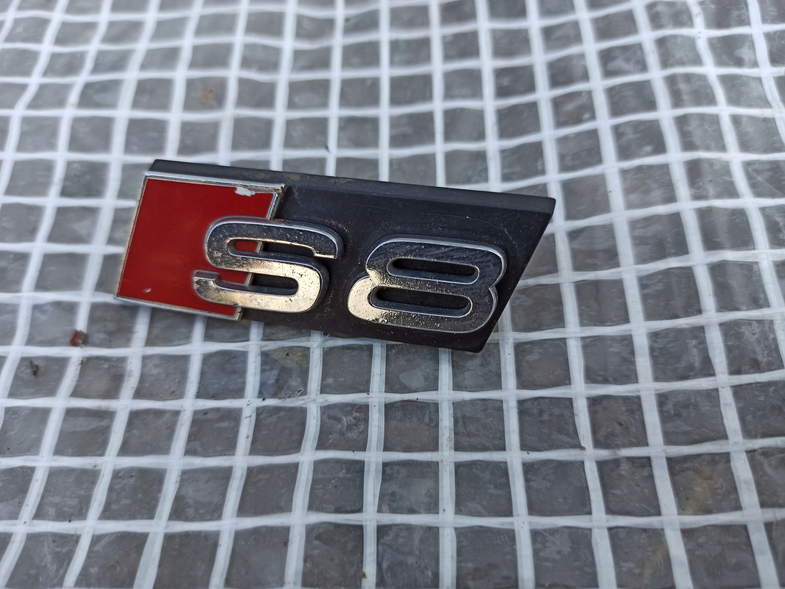 AUDI S8 D3 EMBLEMAT ZNACZEK GRILL ATRAPY LOGO NAPIS ORYGINAŁ AUDI Marka Audi
