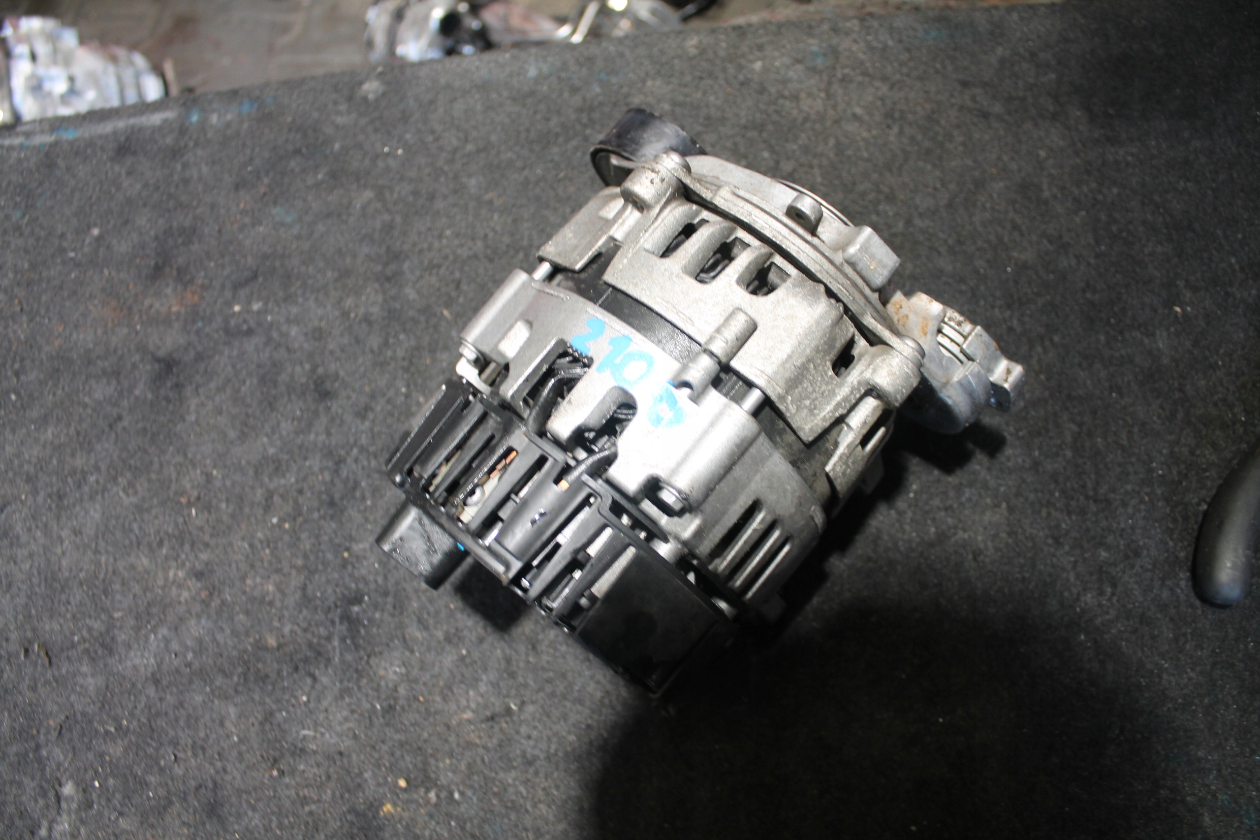 2100. ALTERNATOR AUDI 04L903018A