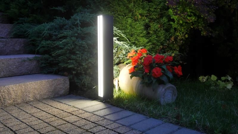 Stojaca záhradná lampa s Led diódami na oboch stranách pozdĺž pozemku Linea Led