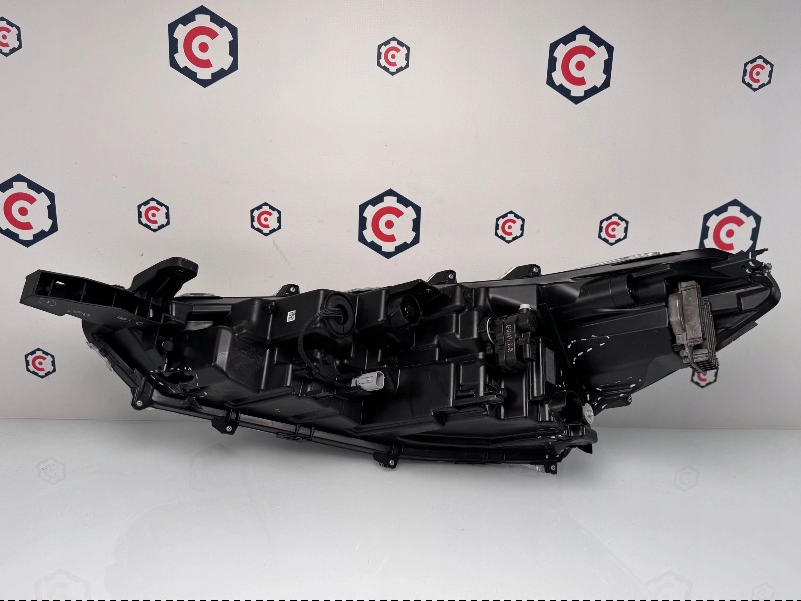 LAMPA PRAWA PRZÓD TOYOTA COROLLA CROSS FULL LED Strona zabudowy prawa