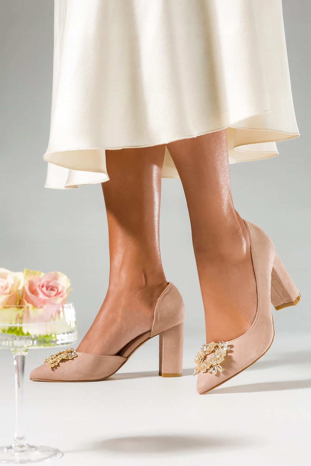 CZÓŁENKA DAMSKIE NA OBCASIE SŁUPKU ELEGANCKIE OZDOBNE KWIATKI LEKKIE r 40 Oryginalne opakowanie producenta pudełko