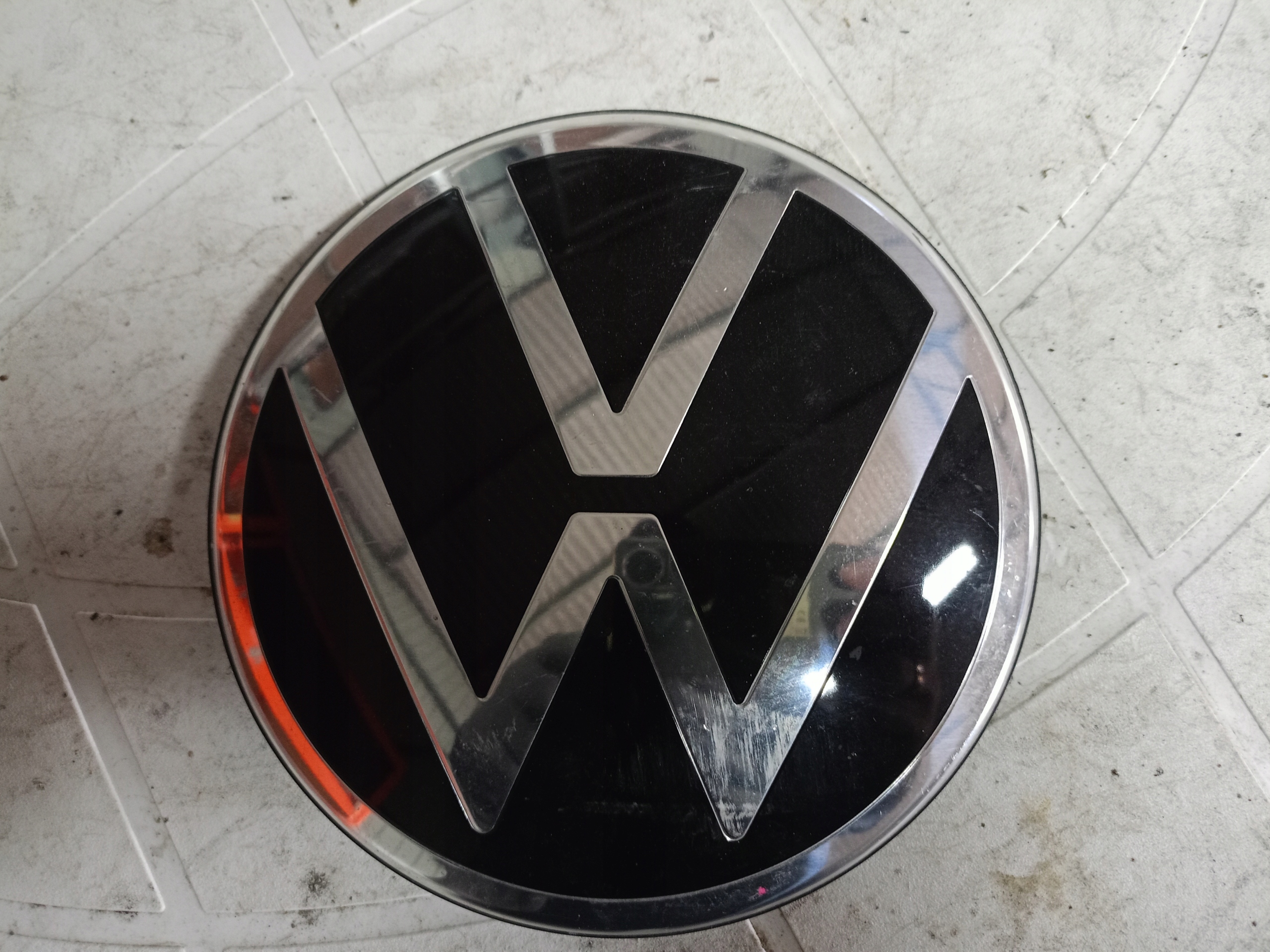 ORYGINALNY EMBLEMAT ZNACZEK VW E-UP 1S6853601E