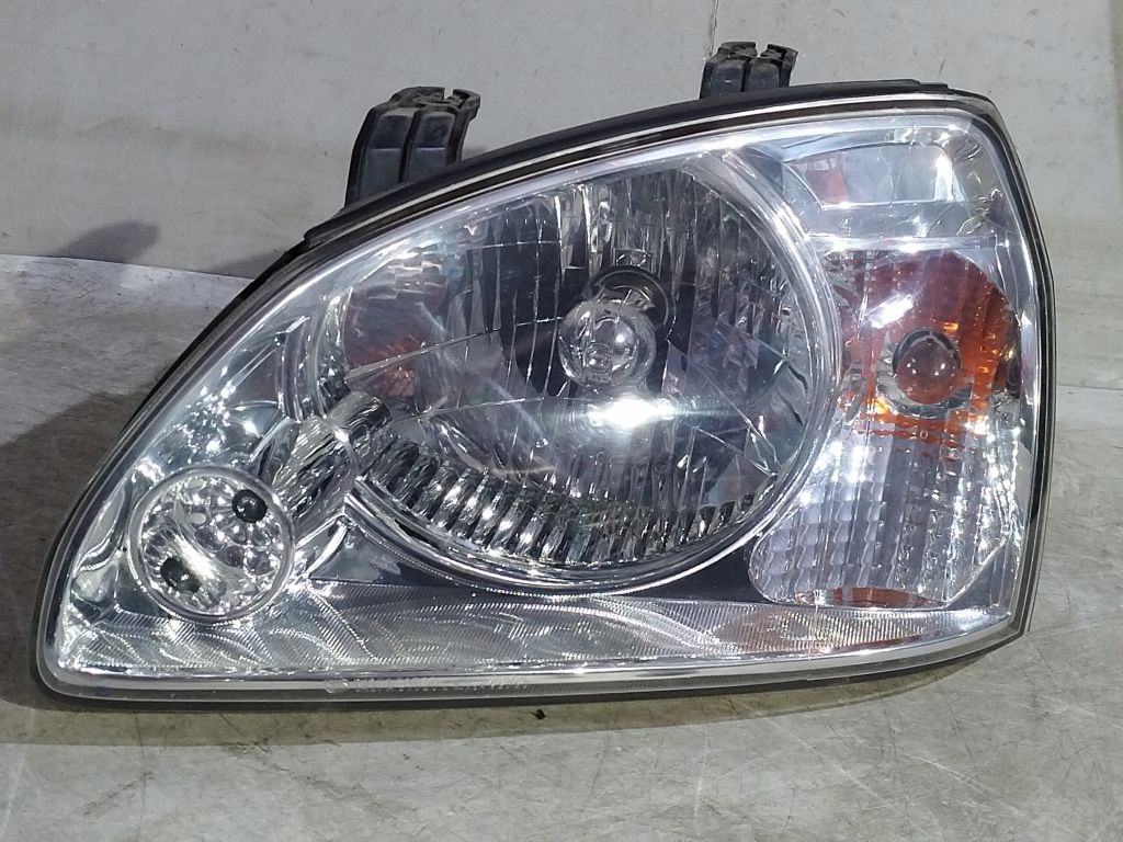 Kia Carens II 2 light left front front