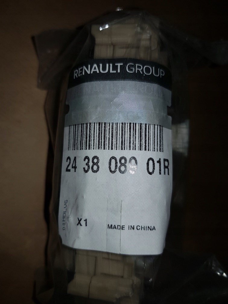 SKRZYNKA BEZPIECZNIKÓW RENAULT KADJAR 243808901R Typ samochodu 4x4/SUV Samochody osobowe