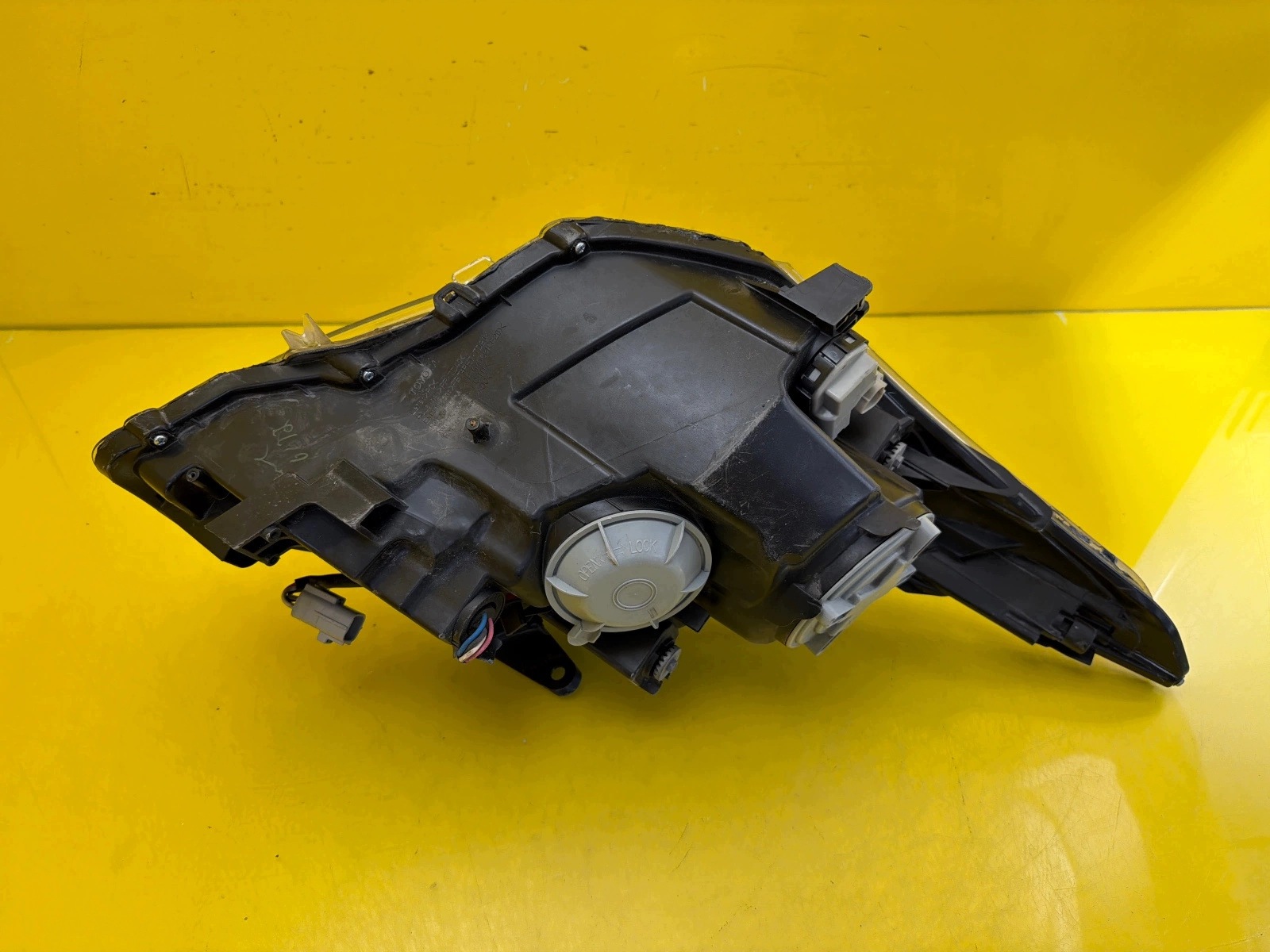 light left front Toyota Avensis T27 2009-2012 Zwykla