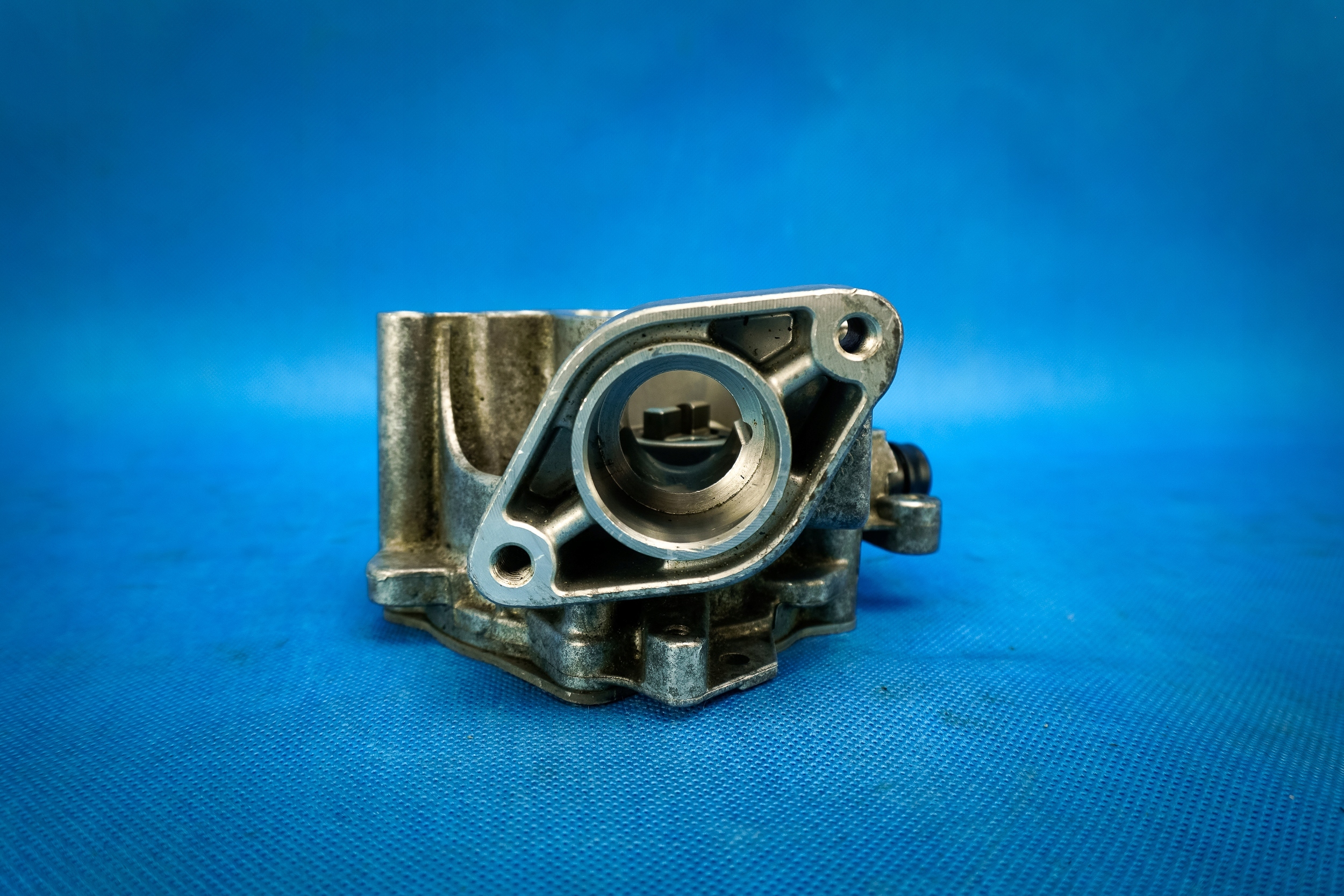 pump vacual vacum Audi S3 A6 VW 06L145100B