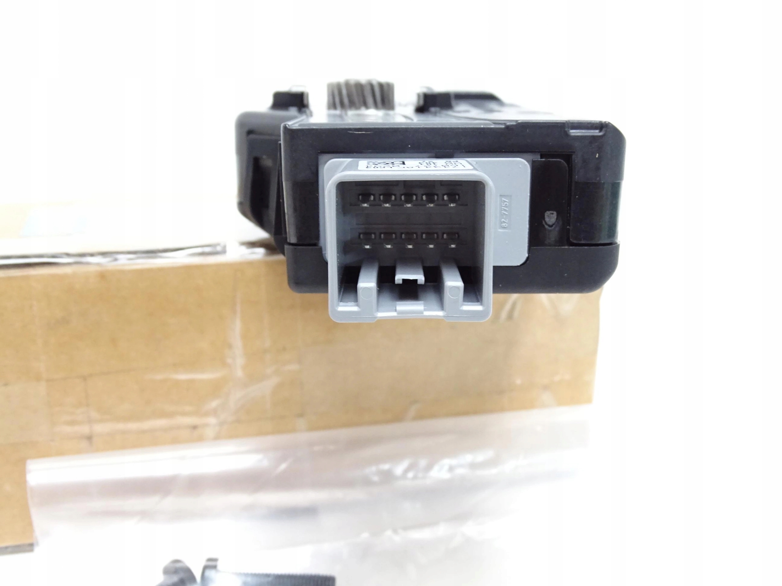 LR083257 - Новый люк двигателя DISCOVERY 5 в 2017-