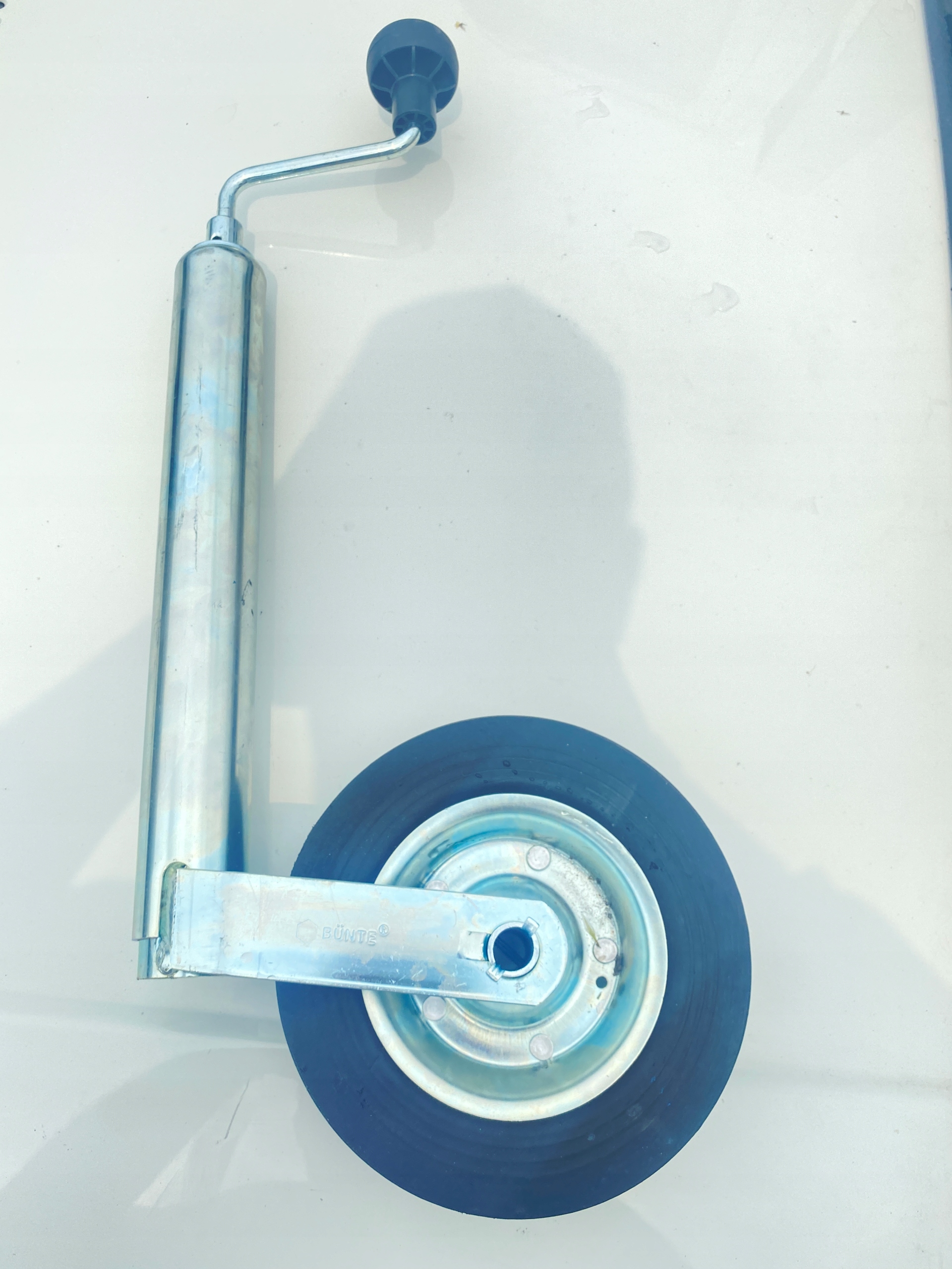 КОЛЕСО ДЛЯ МАНЕВРА, ПОДДЕРЖИВАЮЩЕЕ ЭВАКУАТОР ПРИЦЕПА