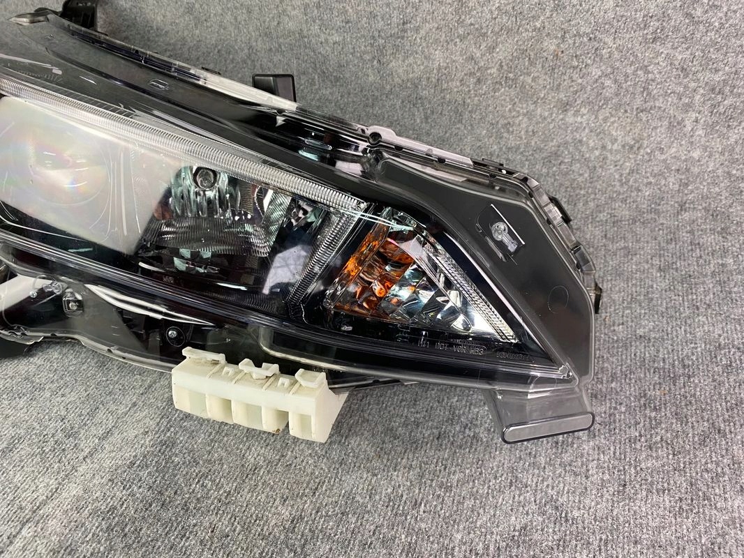 REFLEKTOR LAMPA PRZEDNIA PRAWA - NISSAN LEAF II ZWYKŁA SOCZEWKA LED USA 17- Strona zabudowy prawa