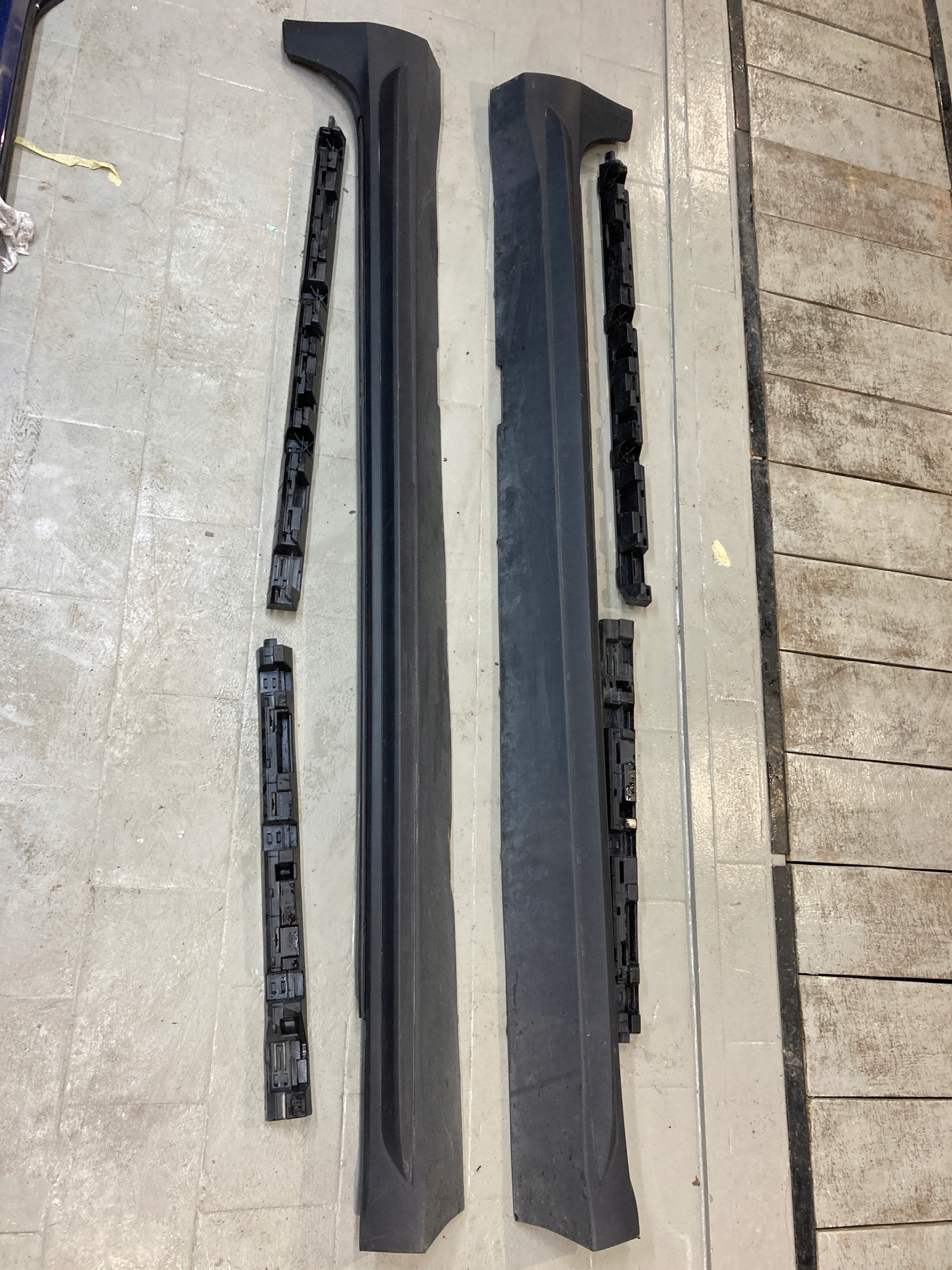 KOMPLET LISTWA PROGOWA VOLVO V60 II CROSS 2019-