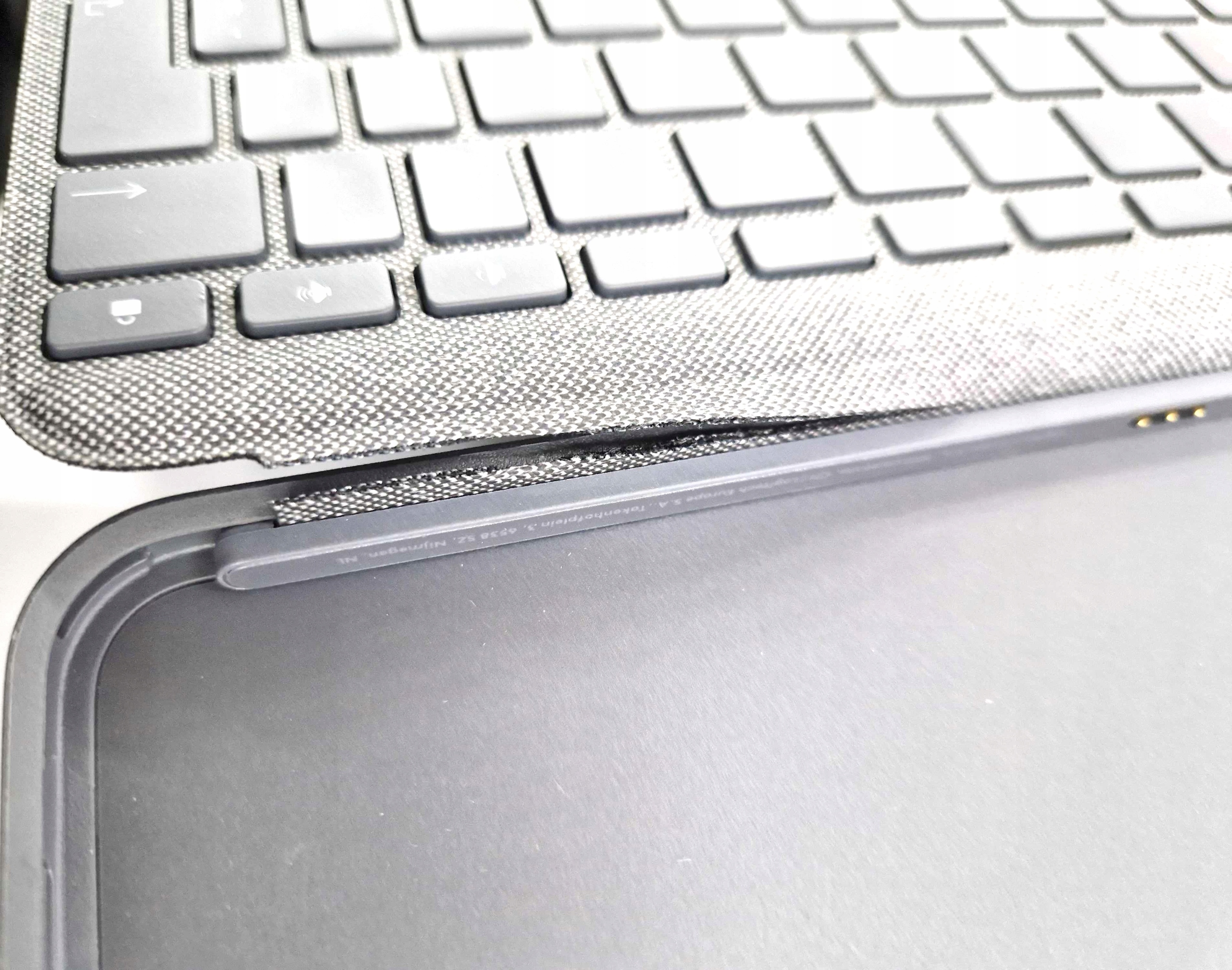 DEFEKT Klawiatura Logitech COMBO TOUCH iPad Pro 11 QWERTZ 18C64 Model COMBO TOUCH