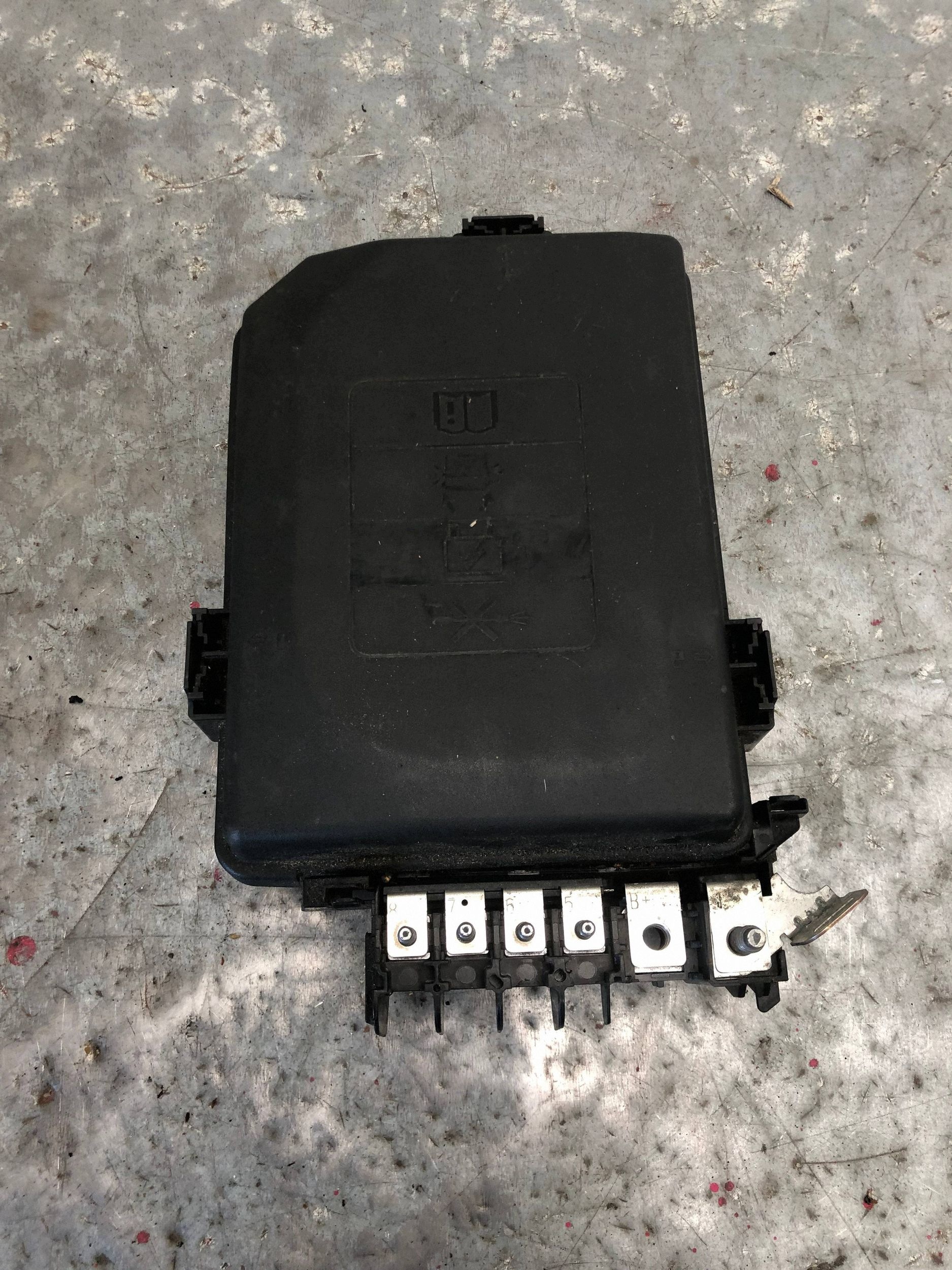 fuse box OPEL ASTRA K KOMBI 39040851