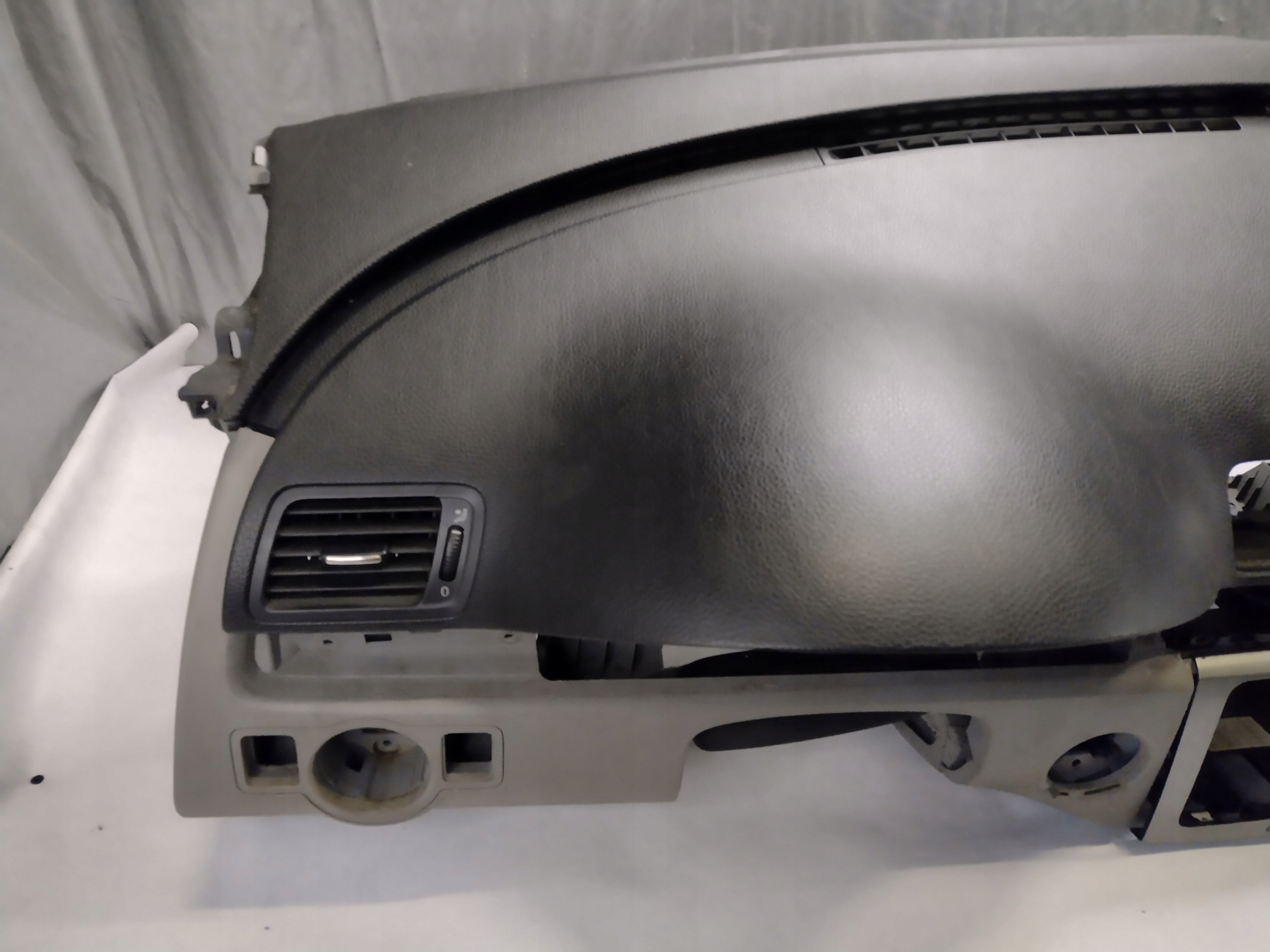 dashboard instrument panel cockpit Volkswagen Passat B6 sedan 3C1857003QT