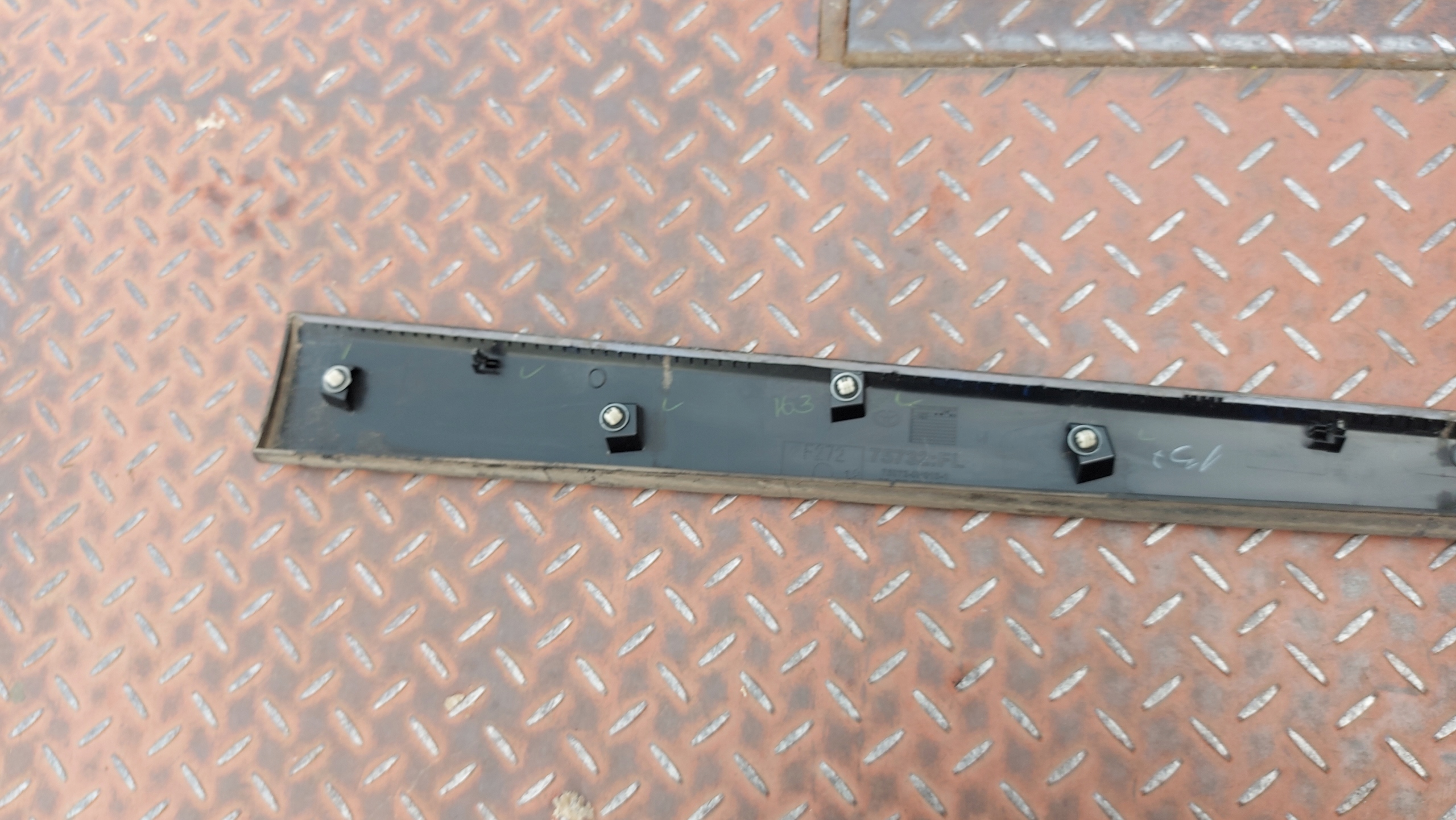 moulding door left front TOYOTA AYGO X 22