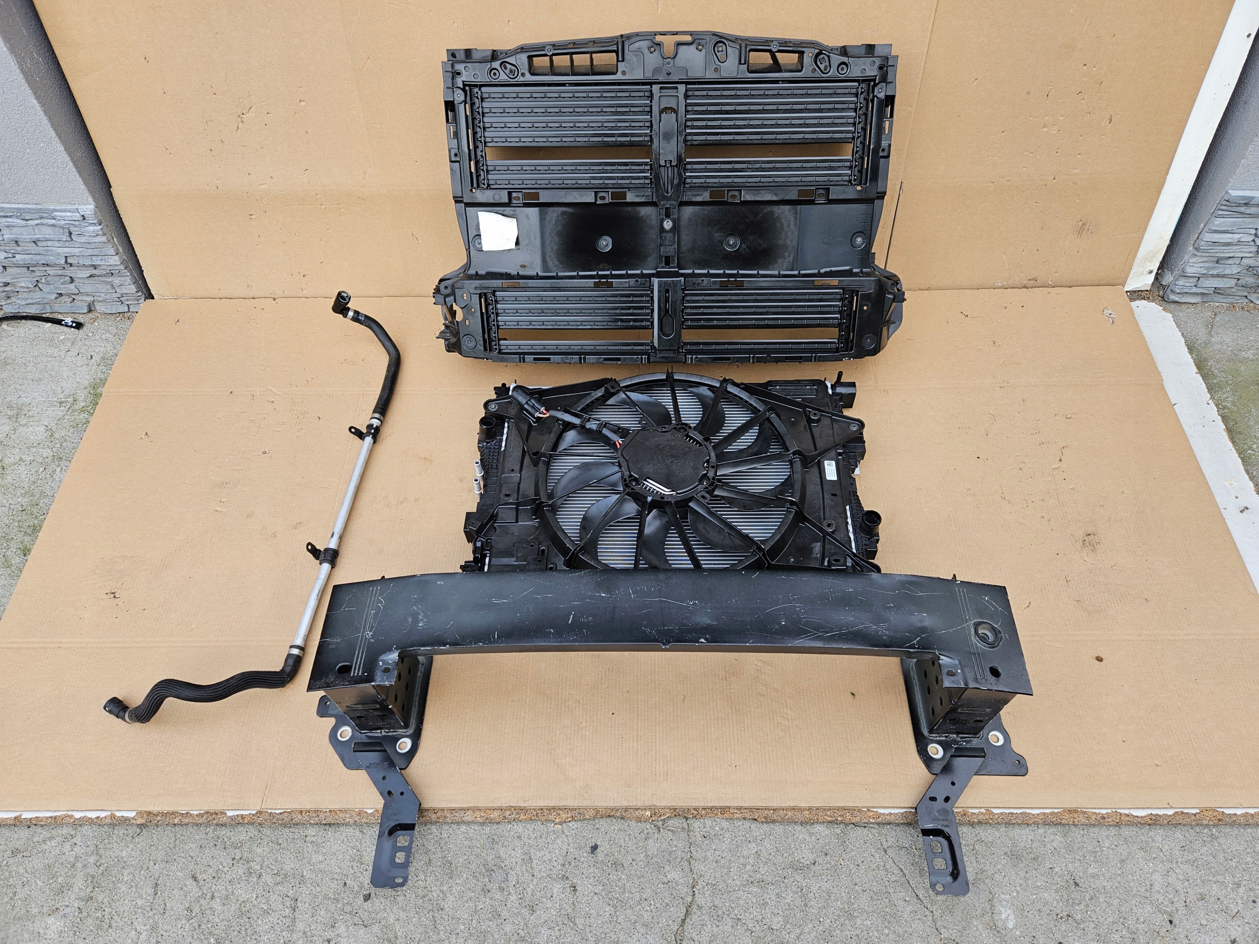 FORD KUGA III 3 HYBRID HYBRYDA PAS BELKA CHŁODNICE PRZÓD