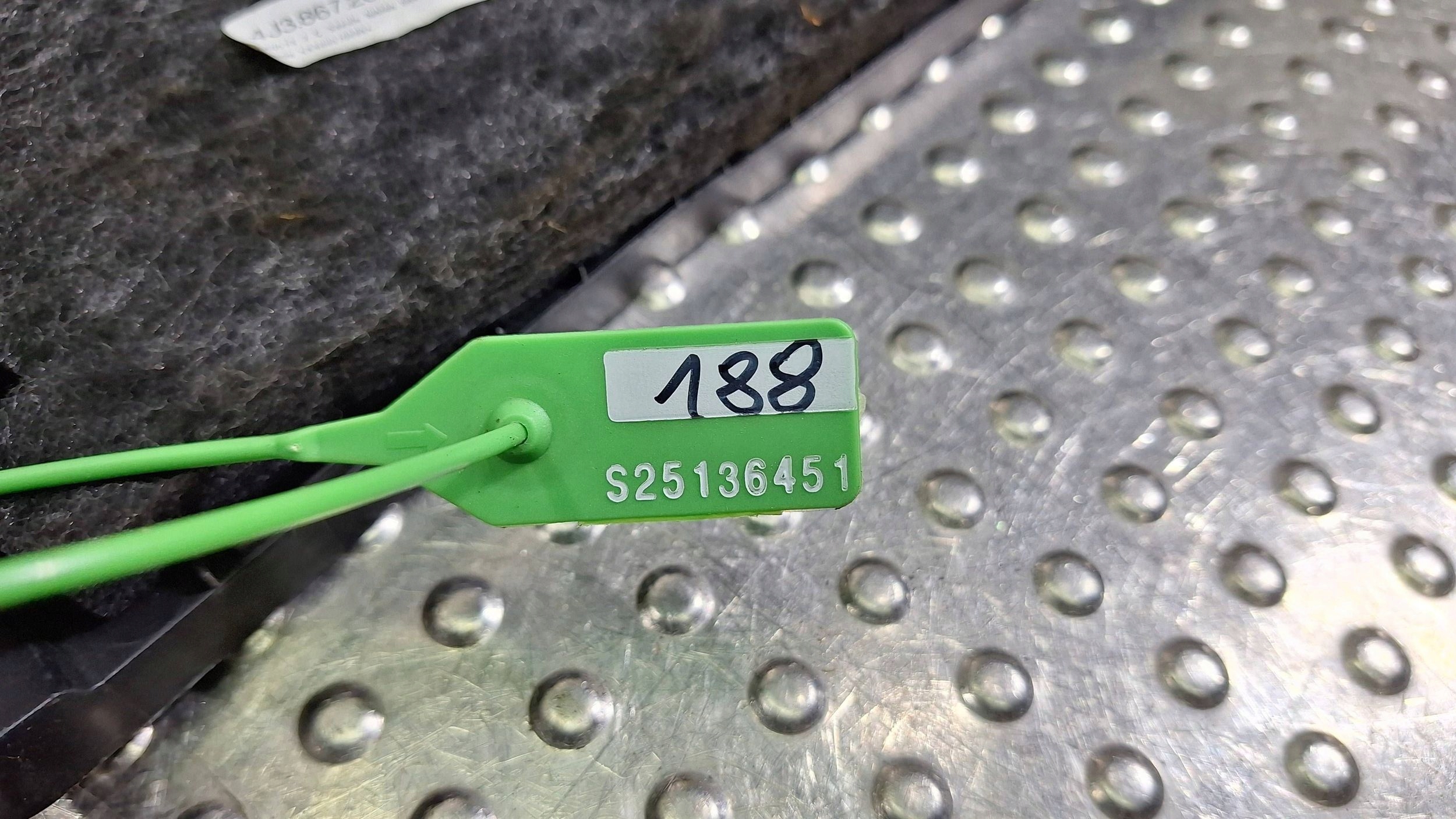 Blende Abdeckung mitte SLUPKA links 4J3867287 AUDI E-TRON GT