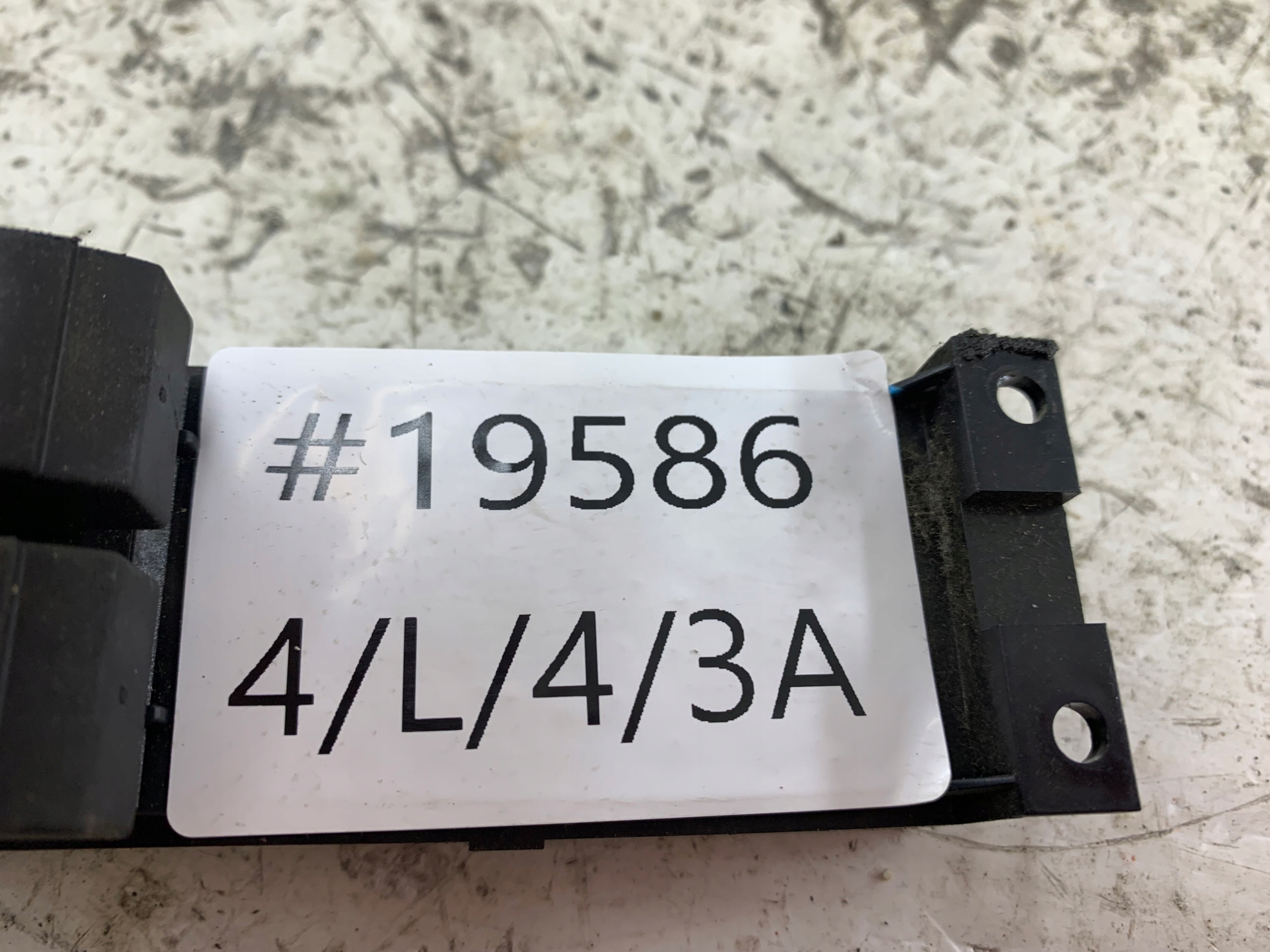 SKODA FABIA a VW GOLF IV PANEL okna levý předek 1J3959857