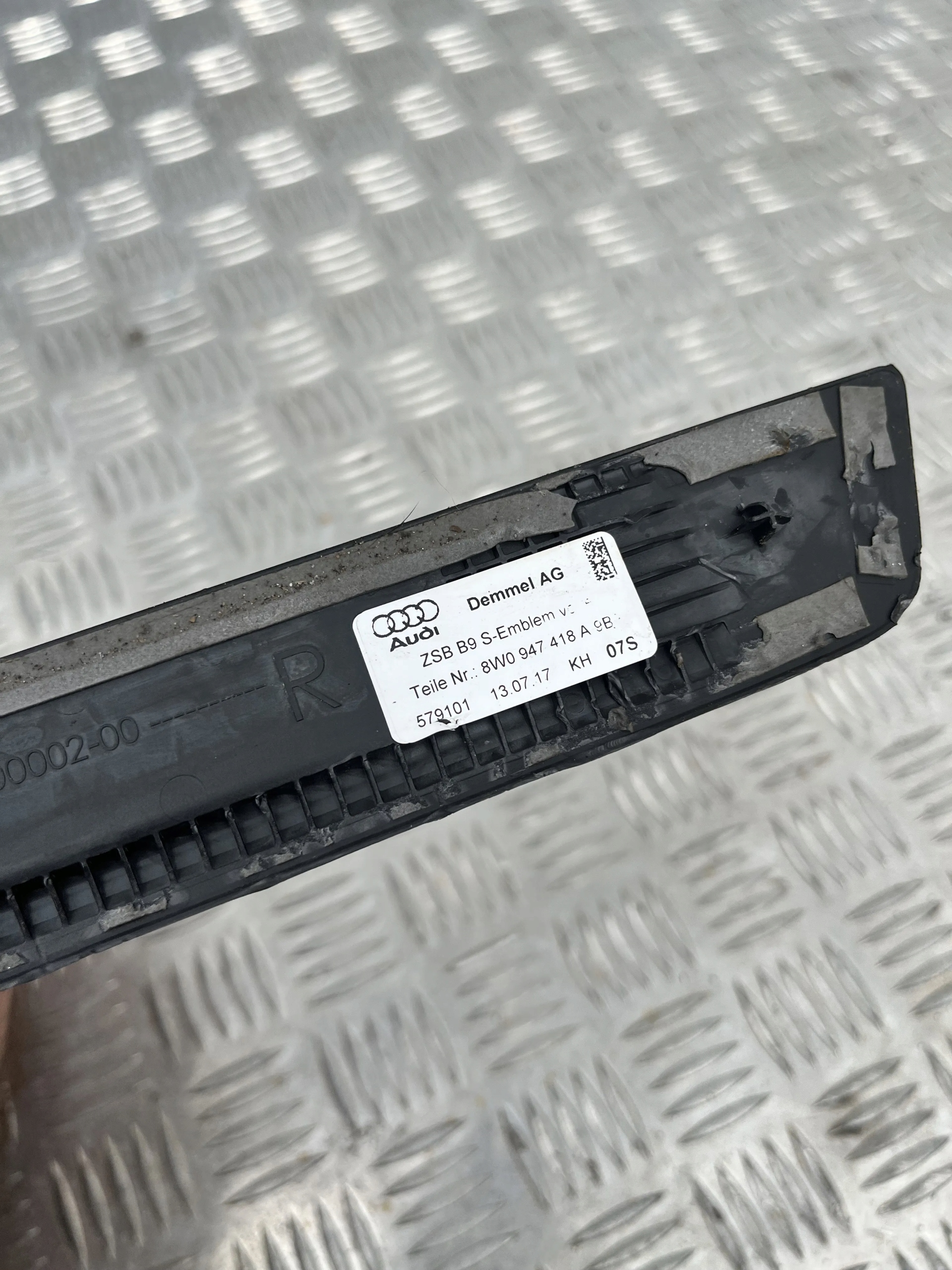 LISTWA PROGOWA PRAWA LED AUDI A4 B9 15- 8W0947418A