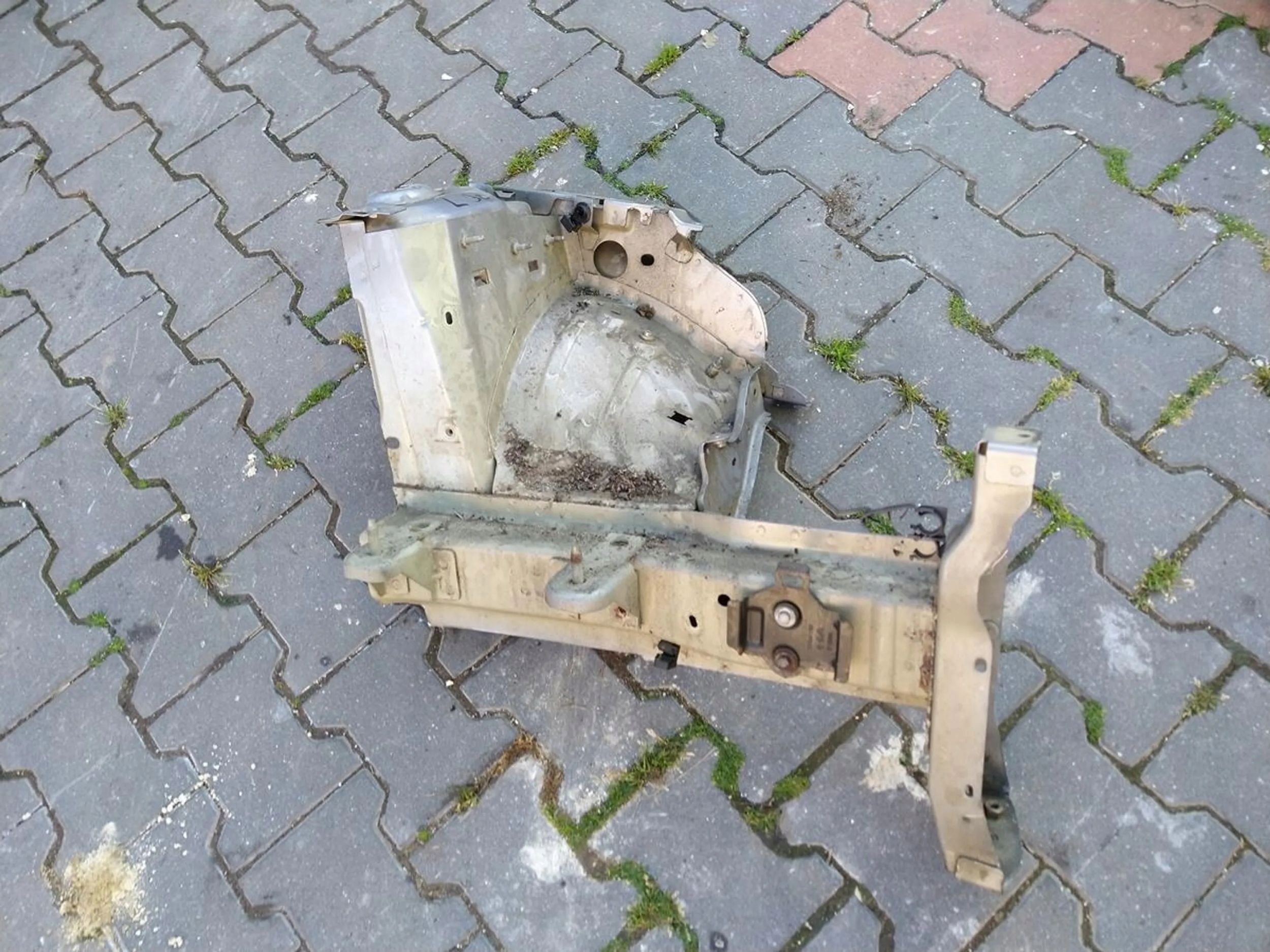Peugeot 308 II T9 left side quarter
