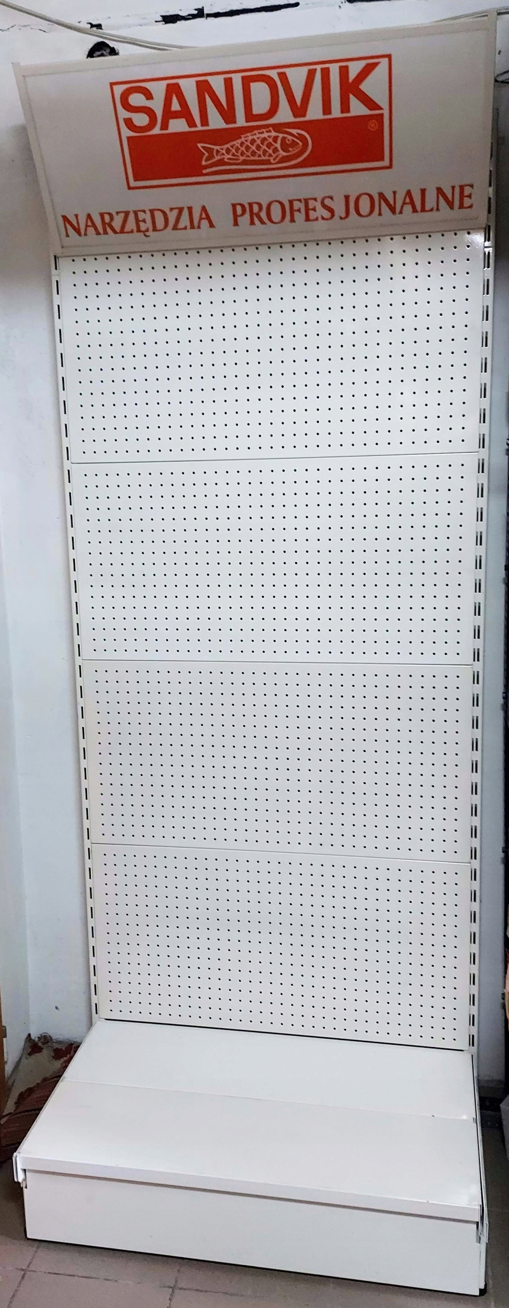 МЕТАЛЕВИЙ ПЕРФОРОВАНИЙ СТЕЛАЖ ДЛЯ ВИСТАВКИ ТОВАРІВ