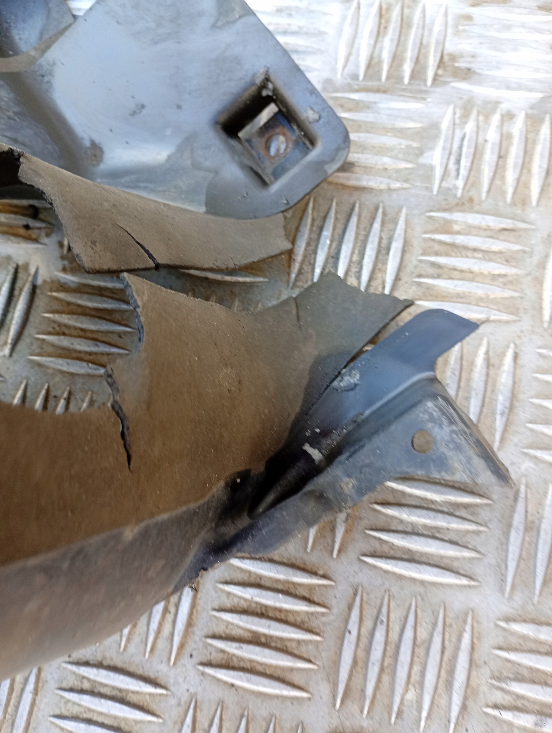 Blende Abdeckung przekladni links oder rechts vorne BMW E61 E60