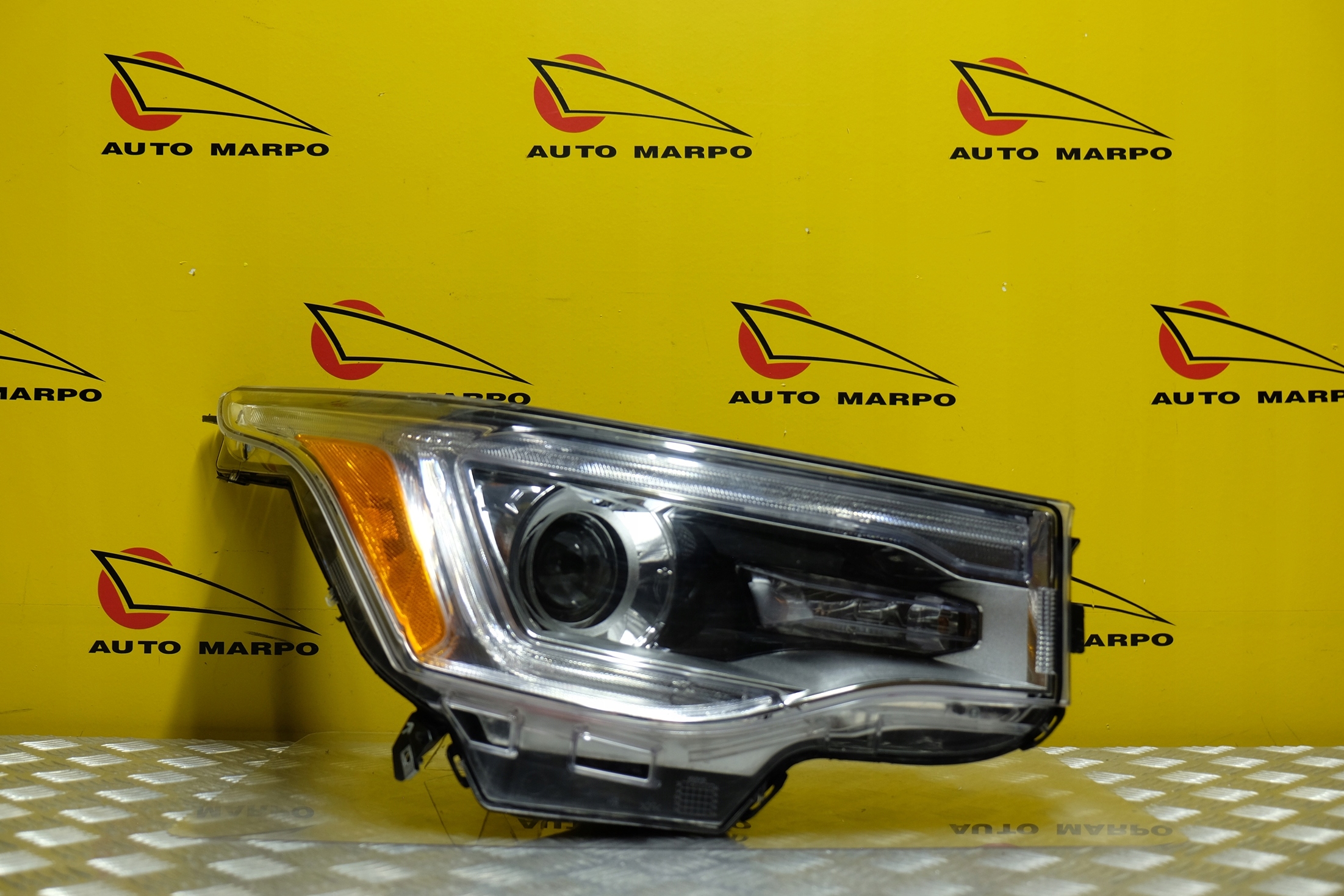 GMC ACADIA 2017- REFLEKTOR LAMPA XENON R LED USA Strona zabudowy prawa