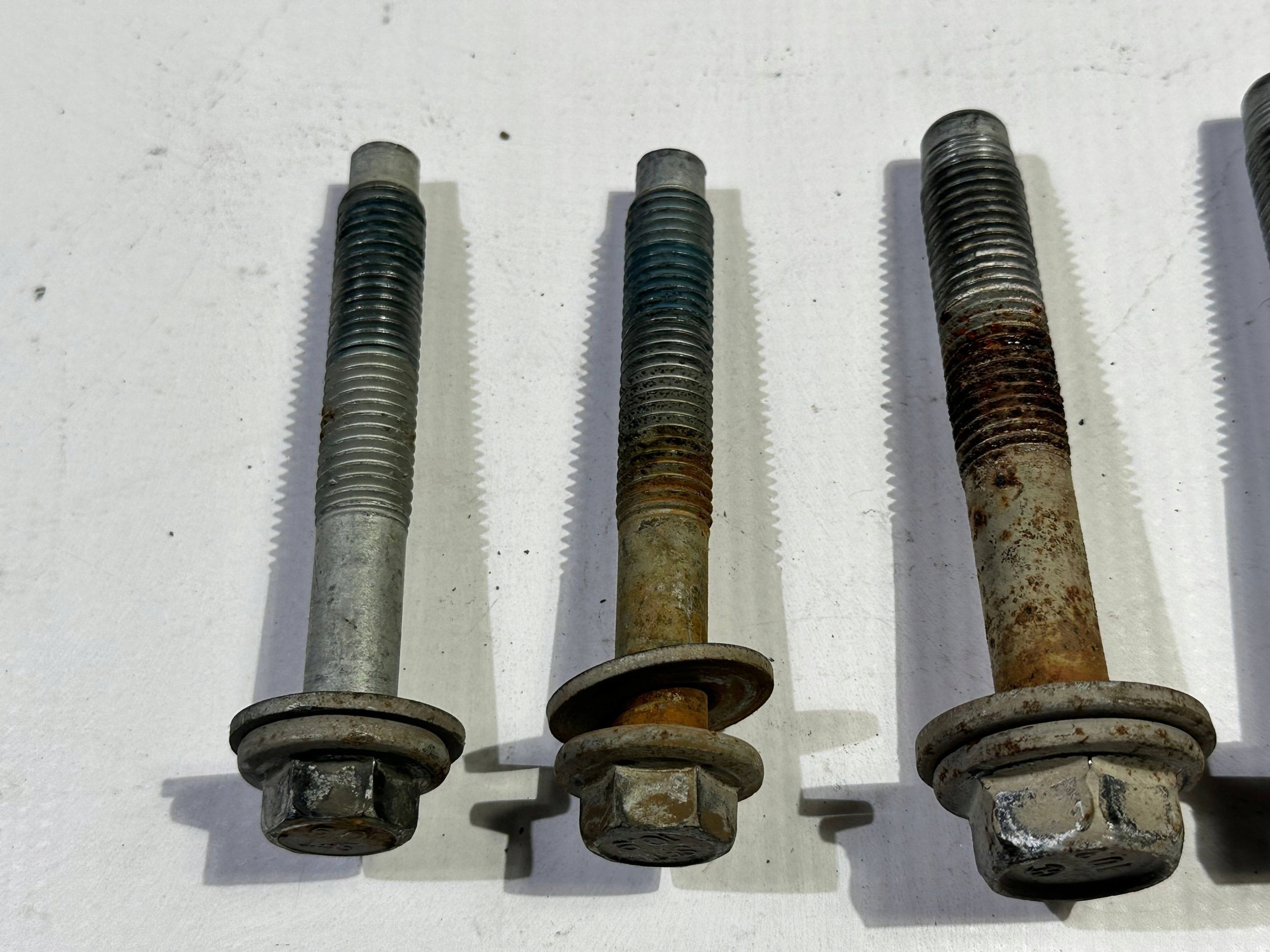screw screws sanek wozka siders front przednich Ford Explorer 2020+
