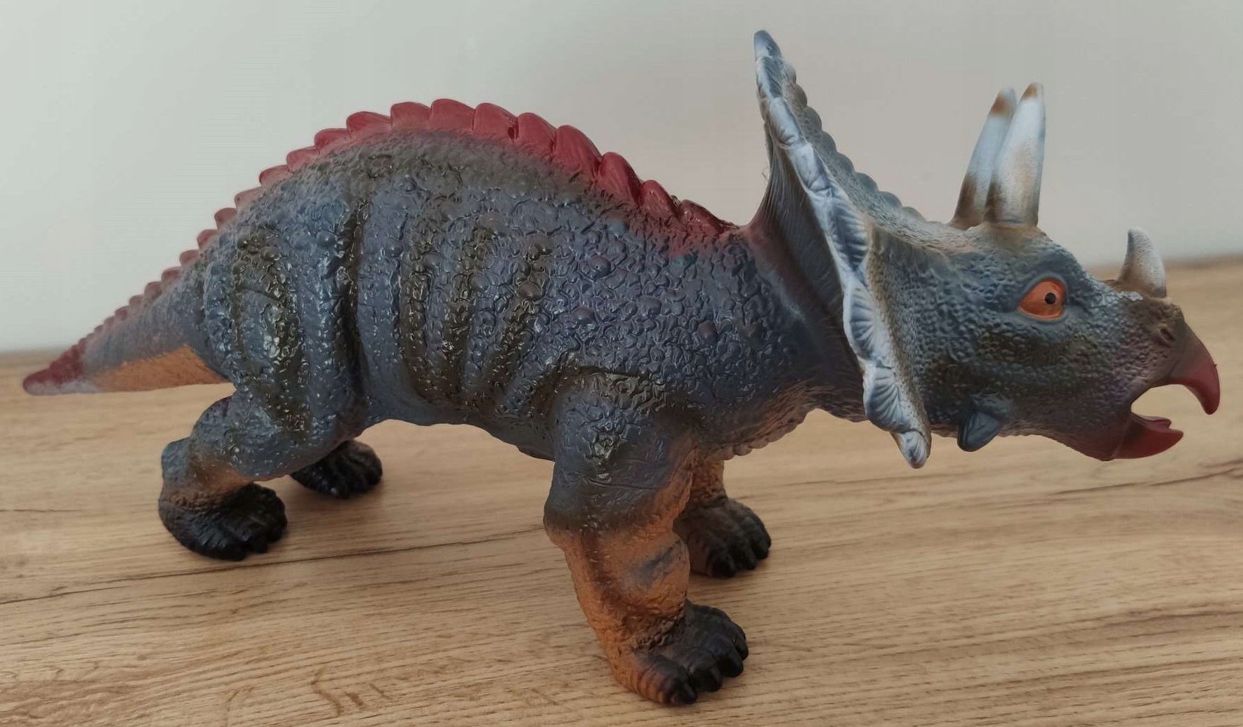Duży Dinozaur Ryczy Triceratops Gumowa z Dźwiękiem Kod producenta TY1855723