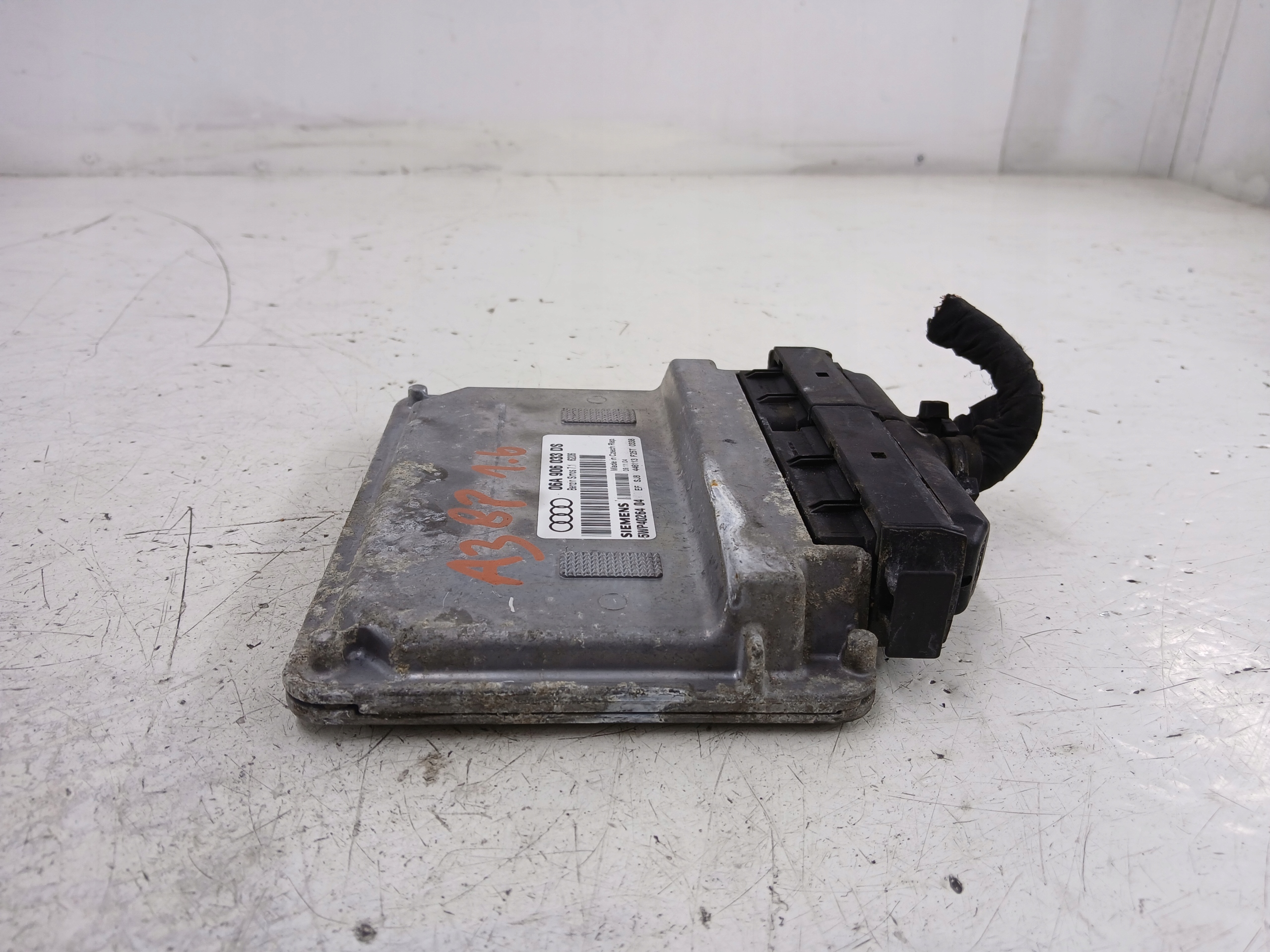 AUDI A3 8P 1.6 control unit of the engine 06A906033DS