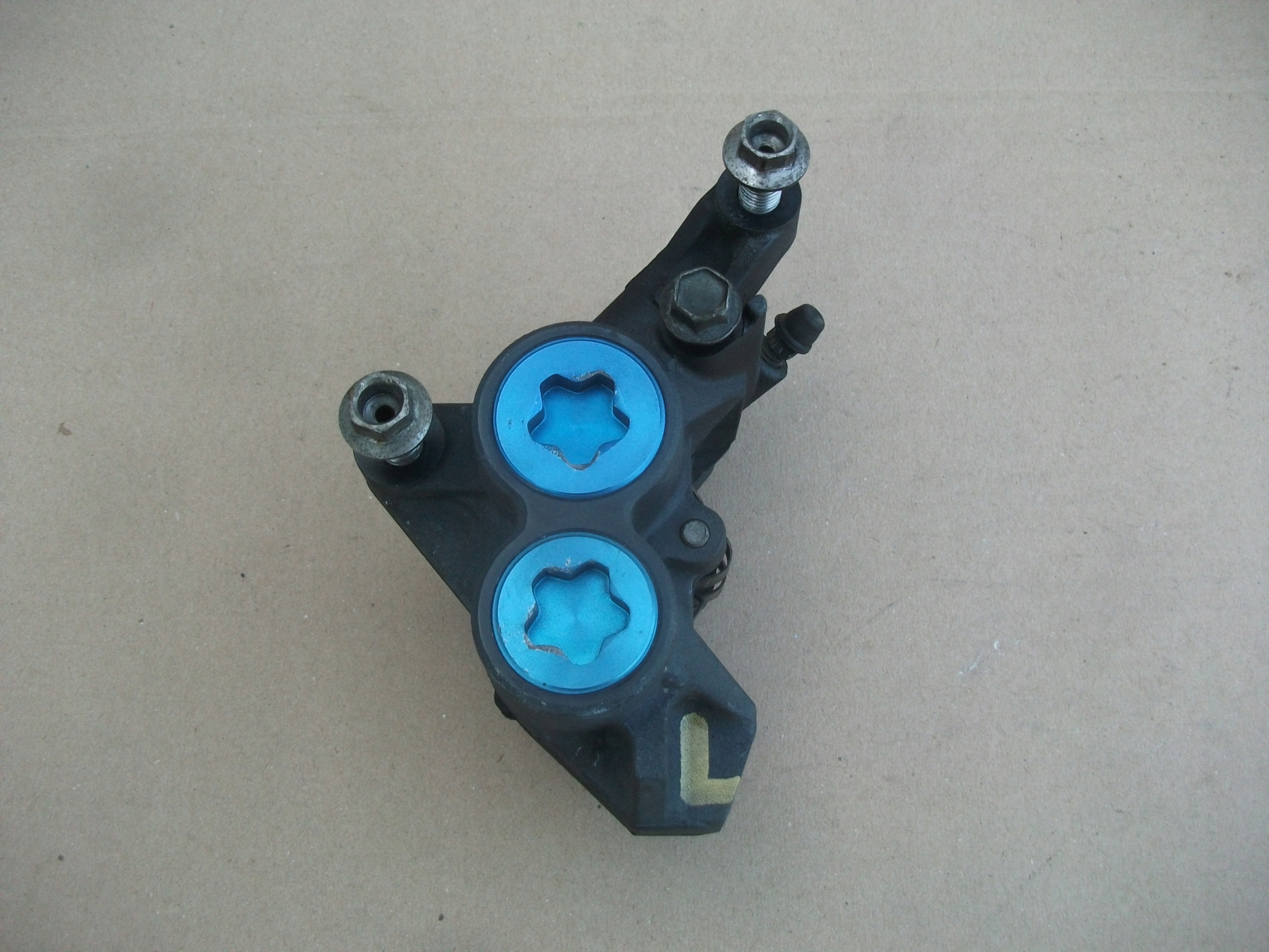 YAMAHA XJR 1300 ZACISK HAMULCA PRZÓD LEWY