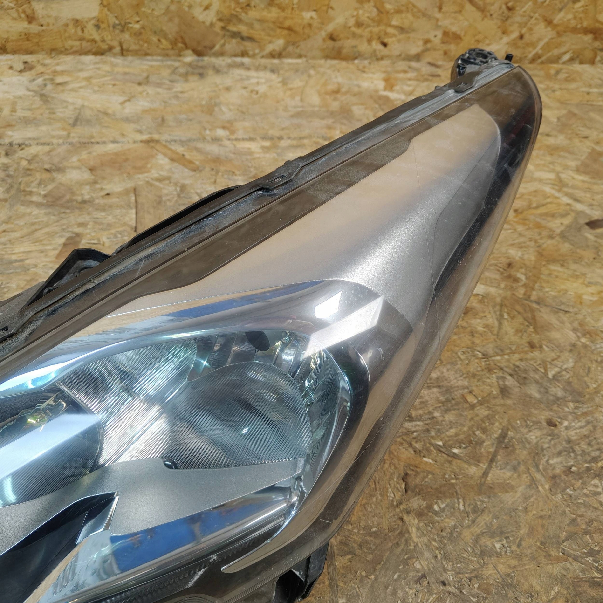 Reflektor front side left Peugeot 3008 and 9805505480