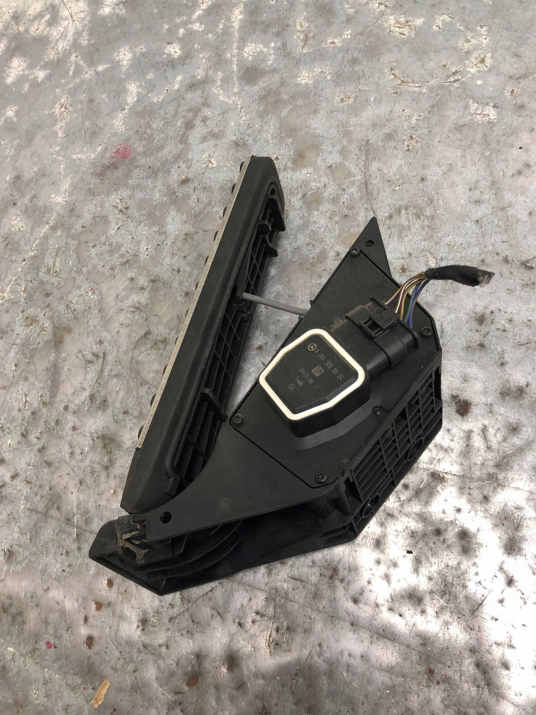accelerator pedal MERCEDES W204 sedan A2043000004