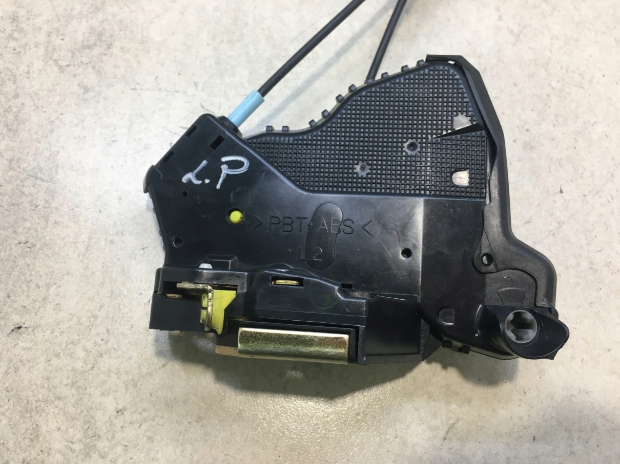 zámek dveře levý předek COROLLA E12 6 PIN