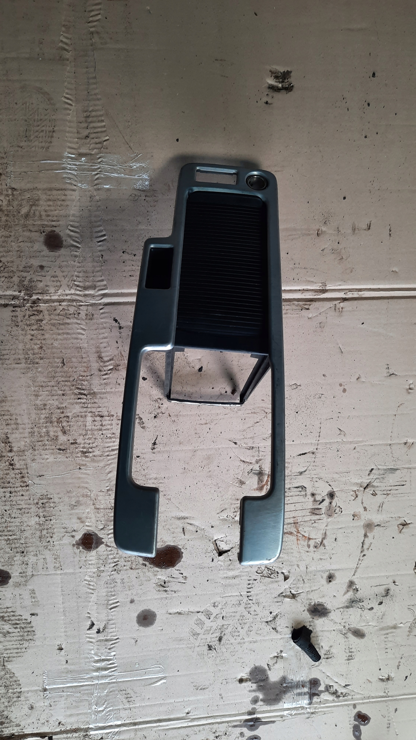 панель бардачок жалюзь volvo C30 C70 V50 30755392