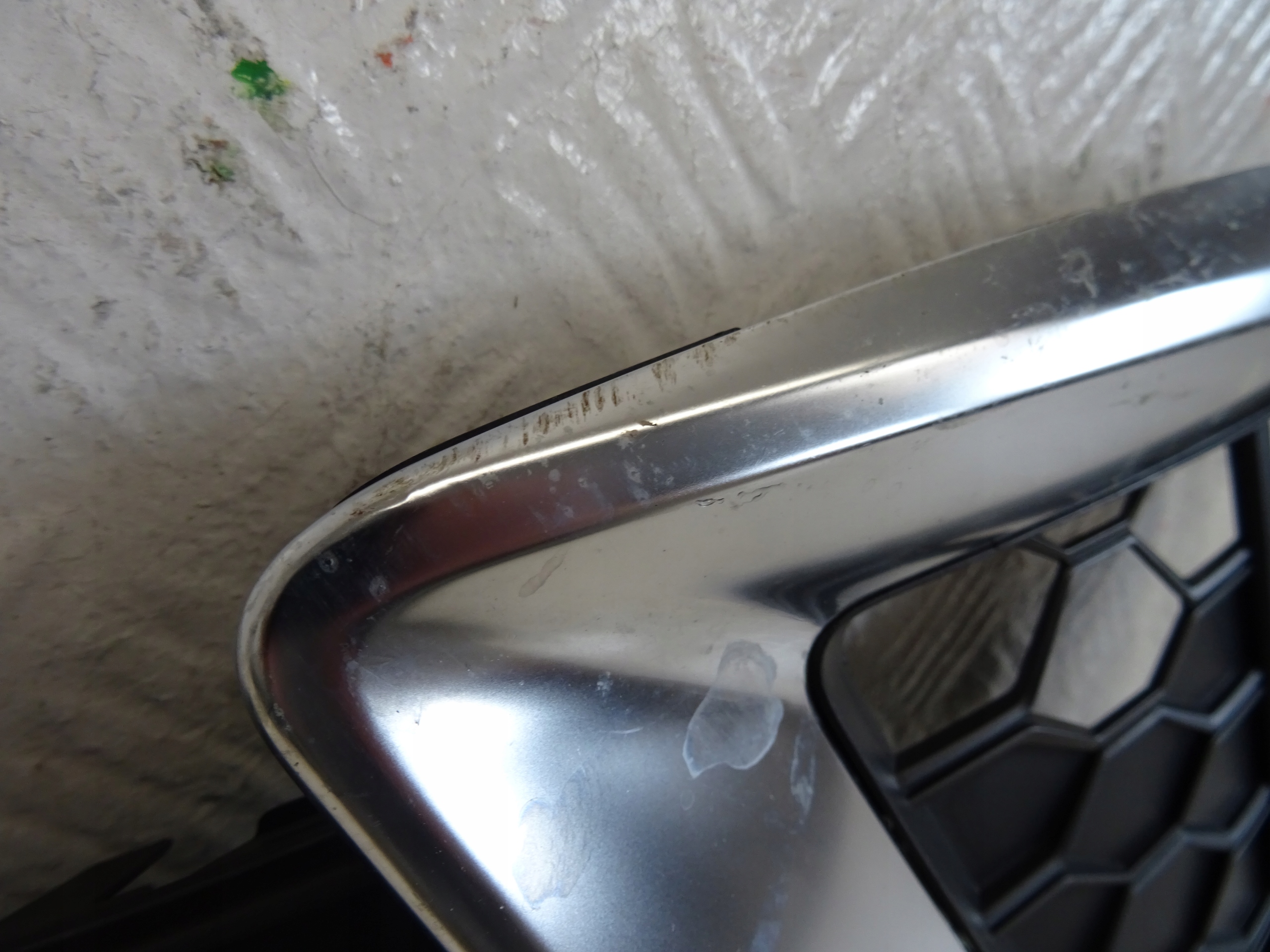 grid of a bumper front front left AUDI A4 B9 S-LINE LIFT 8W0807681AM