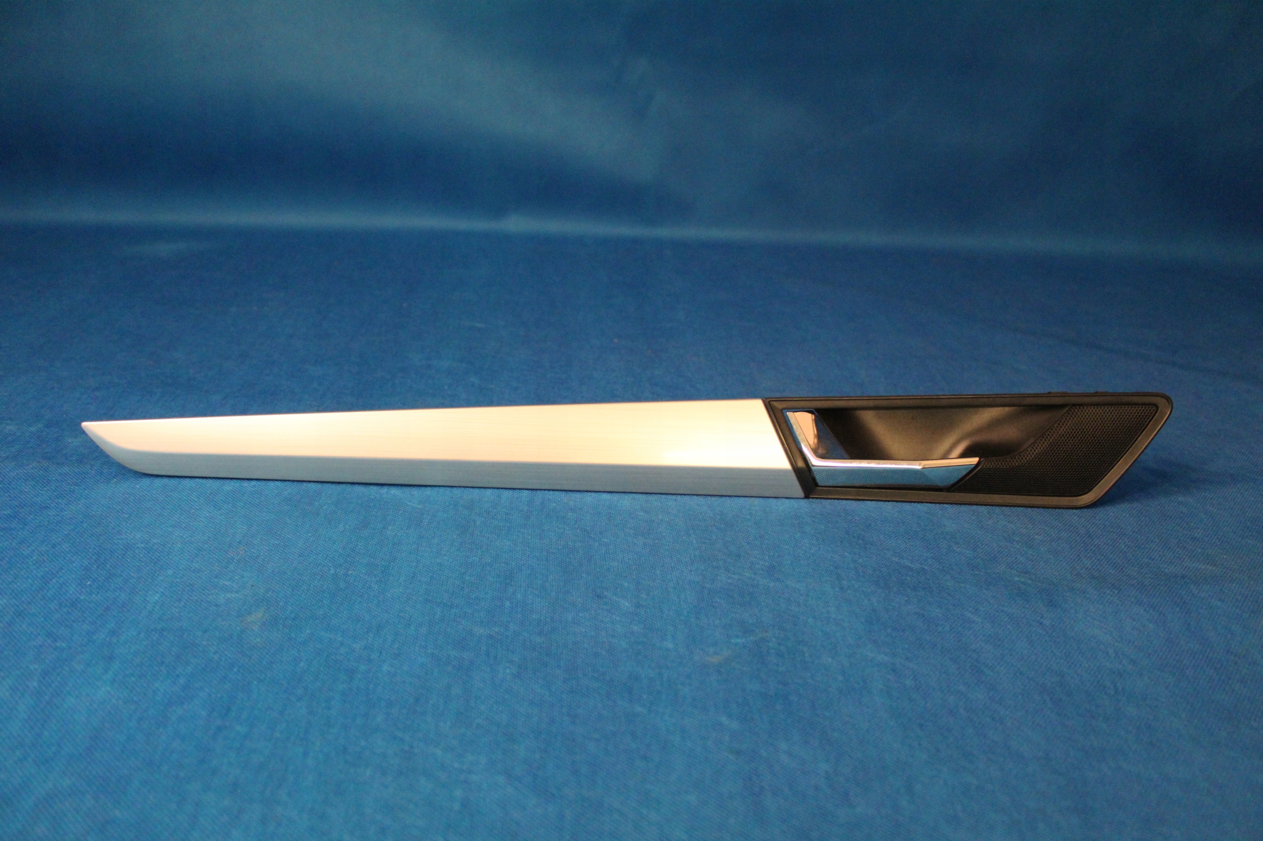 57A839221C - SKODA KAROQ ДВЕРНАЯ РУЧКА ДЕКОР ОБИВКИ ЗАДНИЙ ЛЕВЫЙ 18R