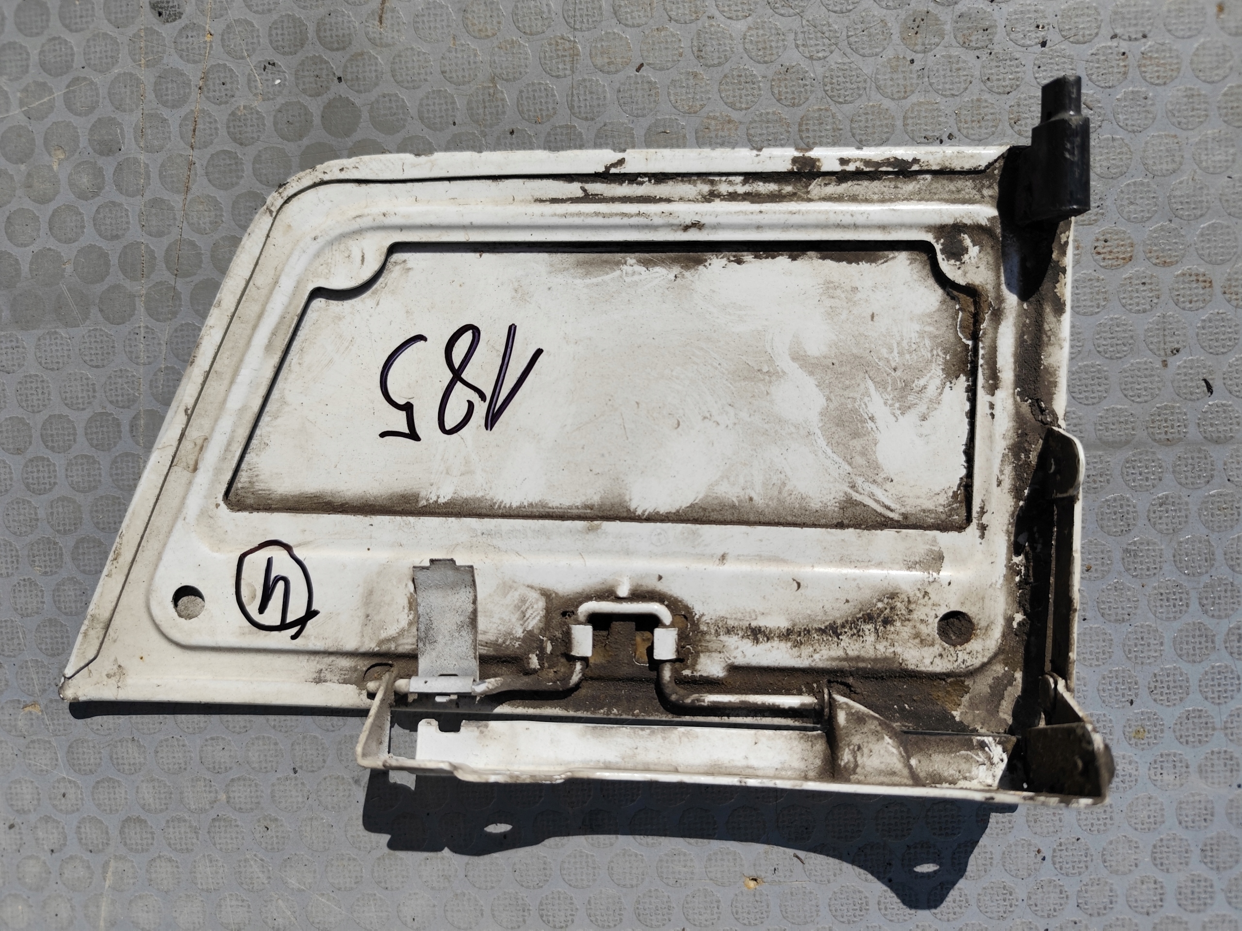 VW T5 KLAPKA Blech Blende Abdeckung Tankklappe des Kraftstoffsbehälters BIALA