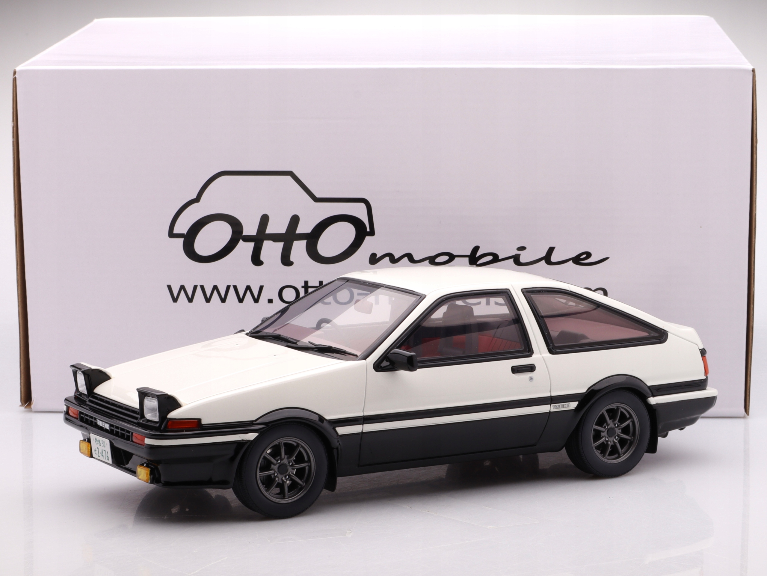 Toyota Sprinter Trueno AE86 1985, bílá Otto Mobile 1:18