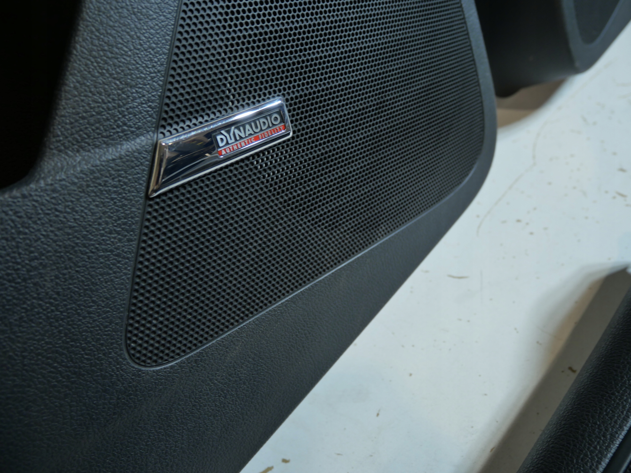 VW TIGUAN the centre side upholstery DYNAUDIO 4SZT