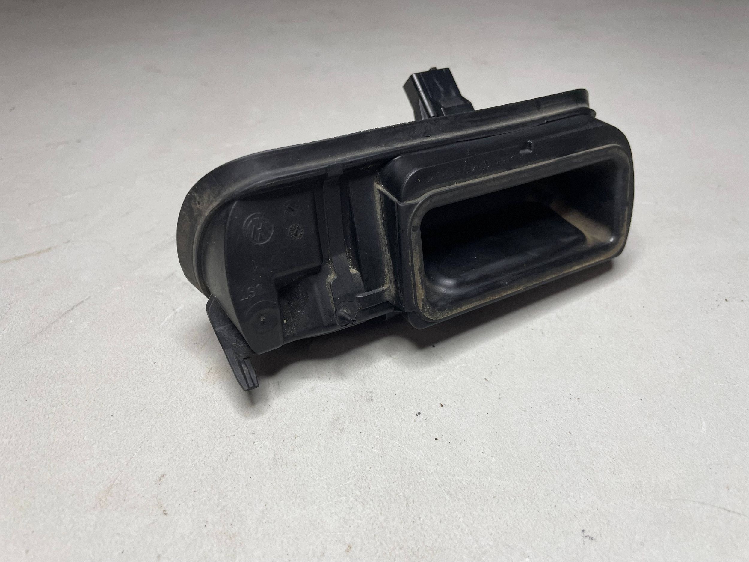 poignée du capot coffre VOLKSWAGEN CADDY 2K7827562C @A