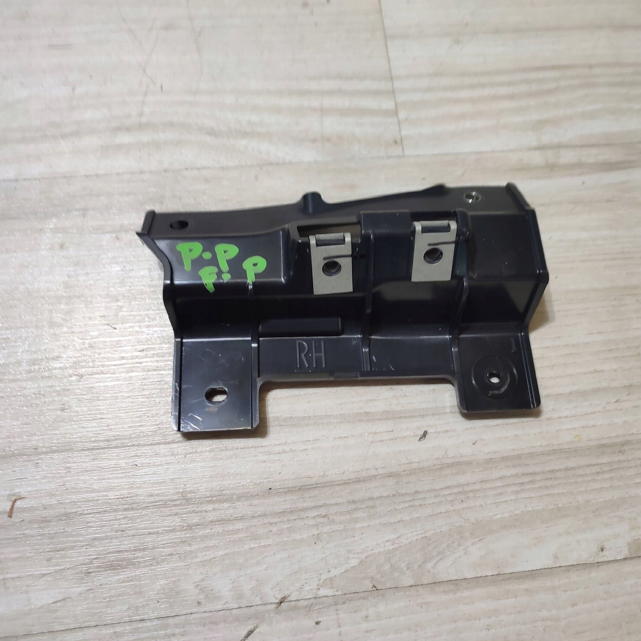holder front side right Jaguar F-Pace HK8324116AA