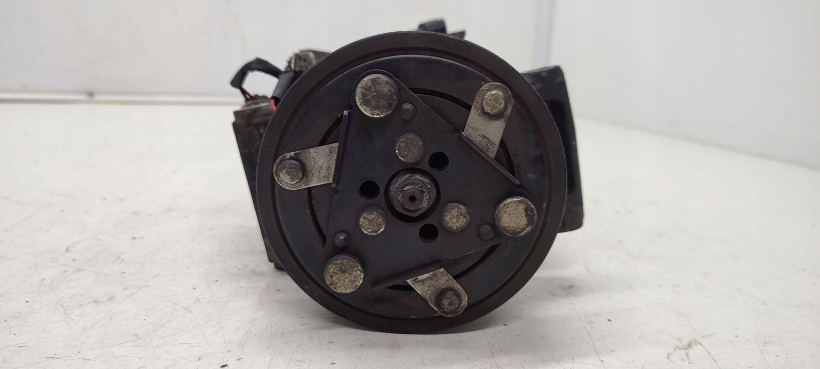 compressor of the air conditioning compressor; Renault Megane IV 1,3 TCE