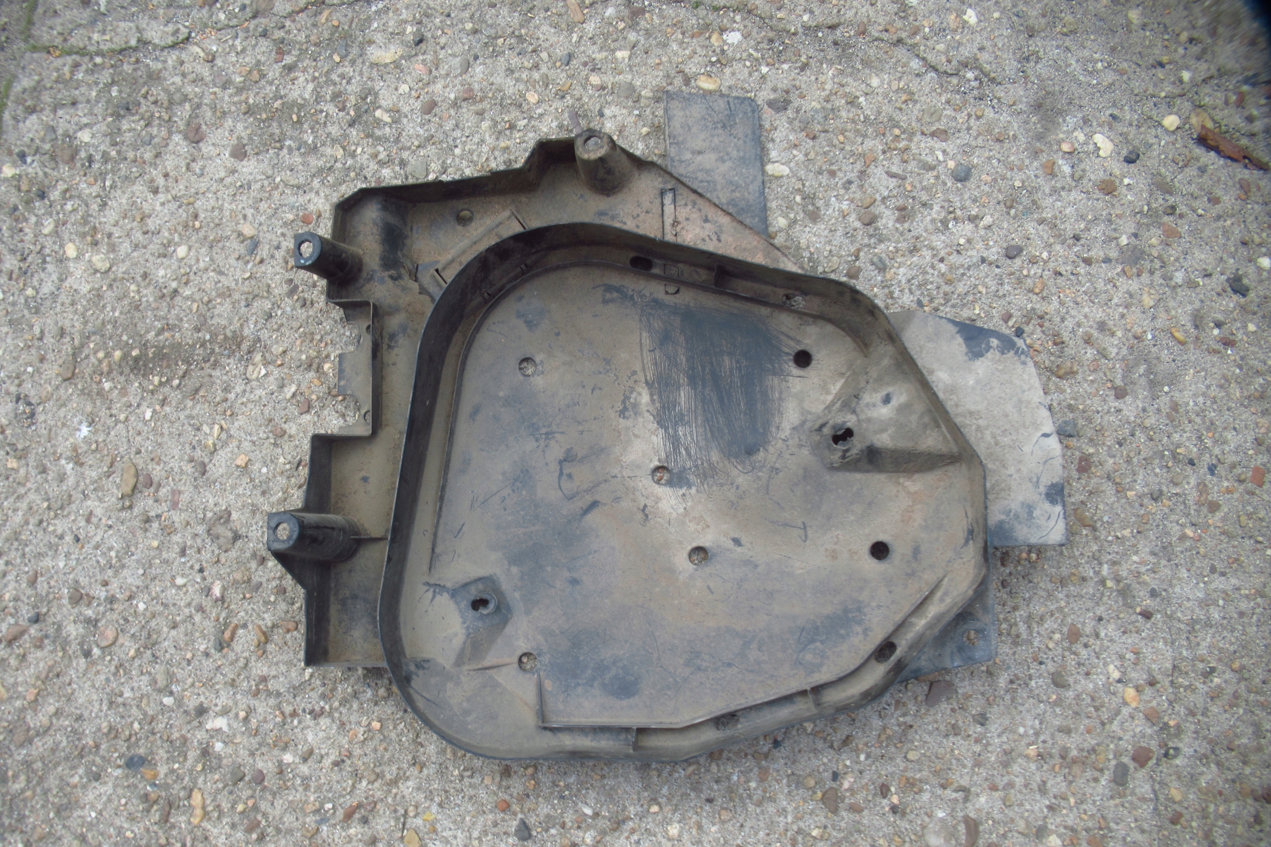 SUBARU FORESTER 11R Blende Abdeckung Behälter des Kraftstoffsbehälters rechts